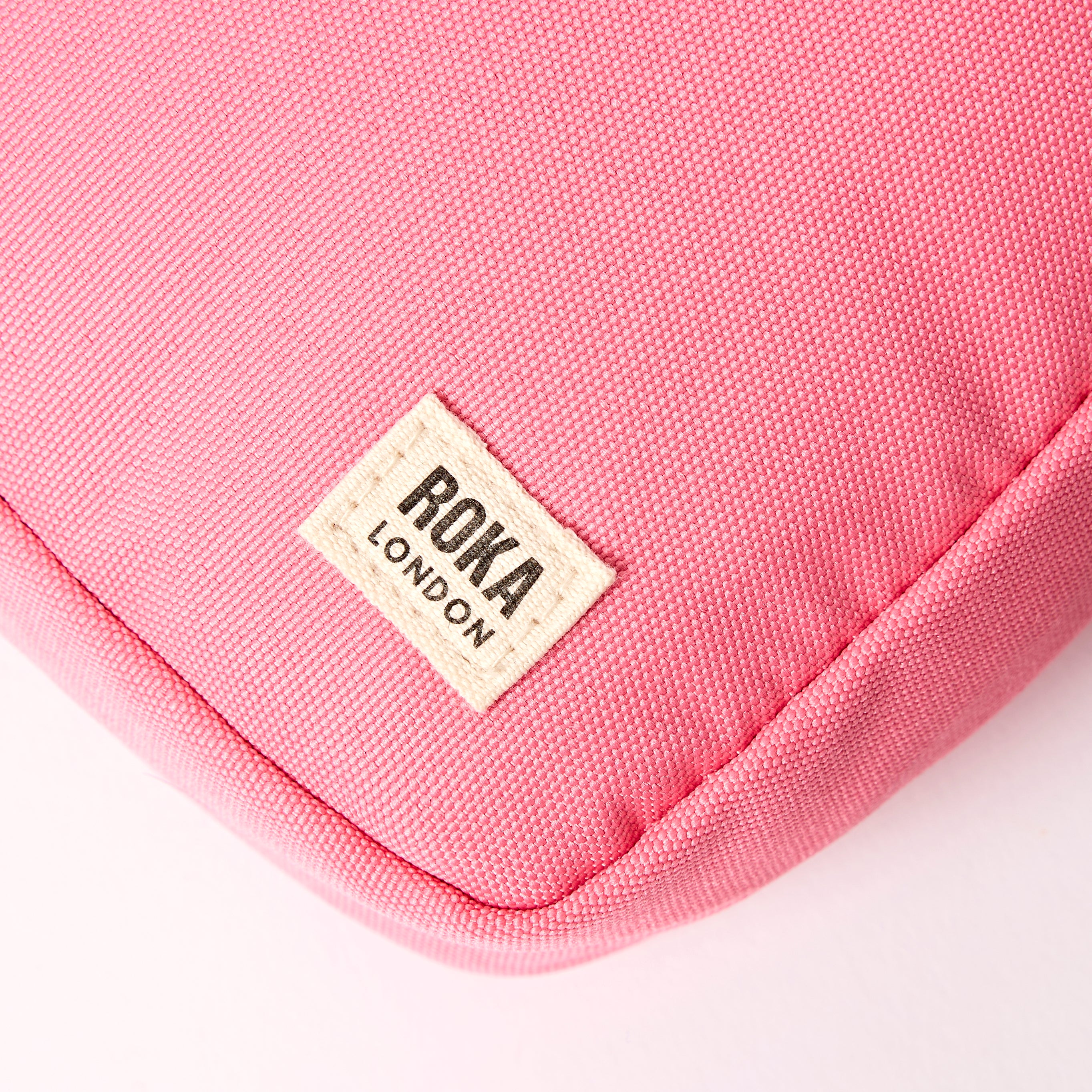 Roka London Bond Pocket crossbody Small Pink Lemonade vanntett