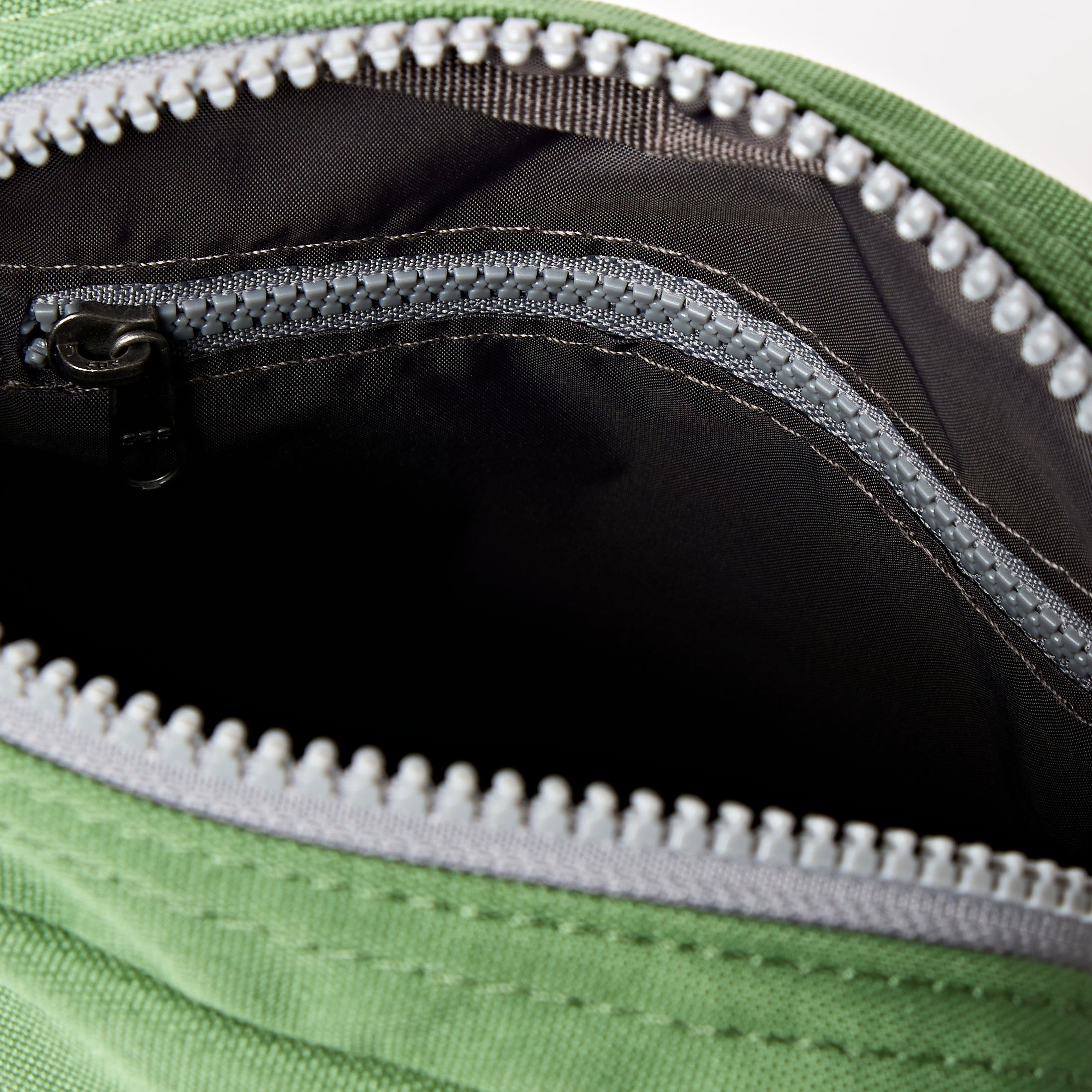 Roka London Bond Pocket Crossbody skulderveske Artichoke Small