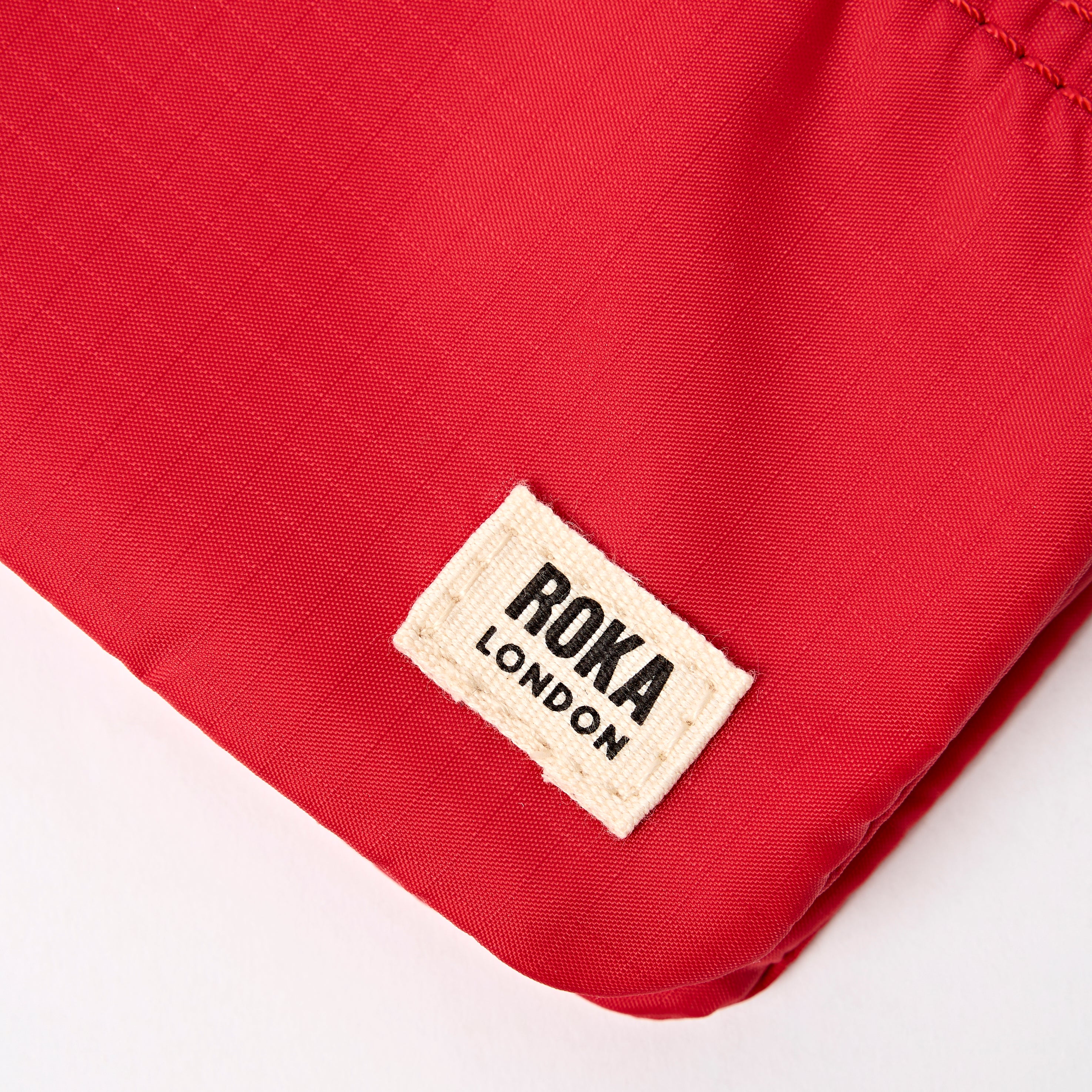 Roka London Carnaby lommebok Scarlet small resirkulert nylon