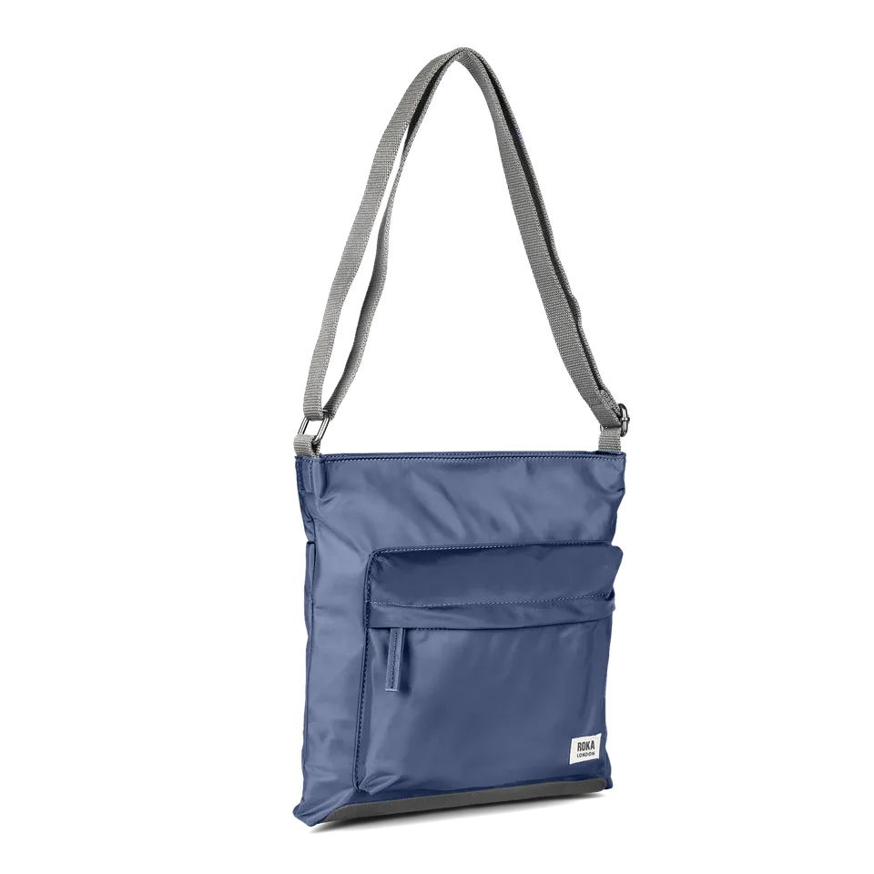 Roka London Kennington crossbody-veske airforce 2,7 liter