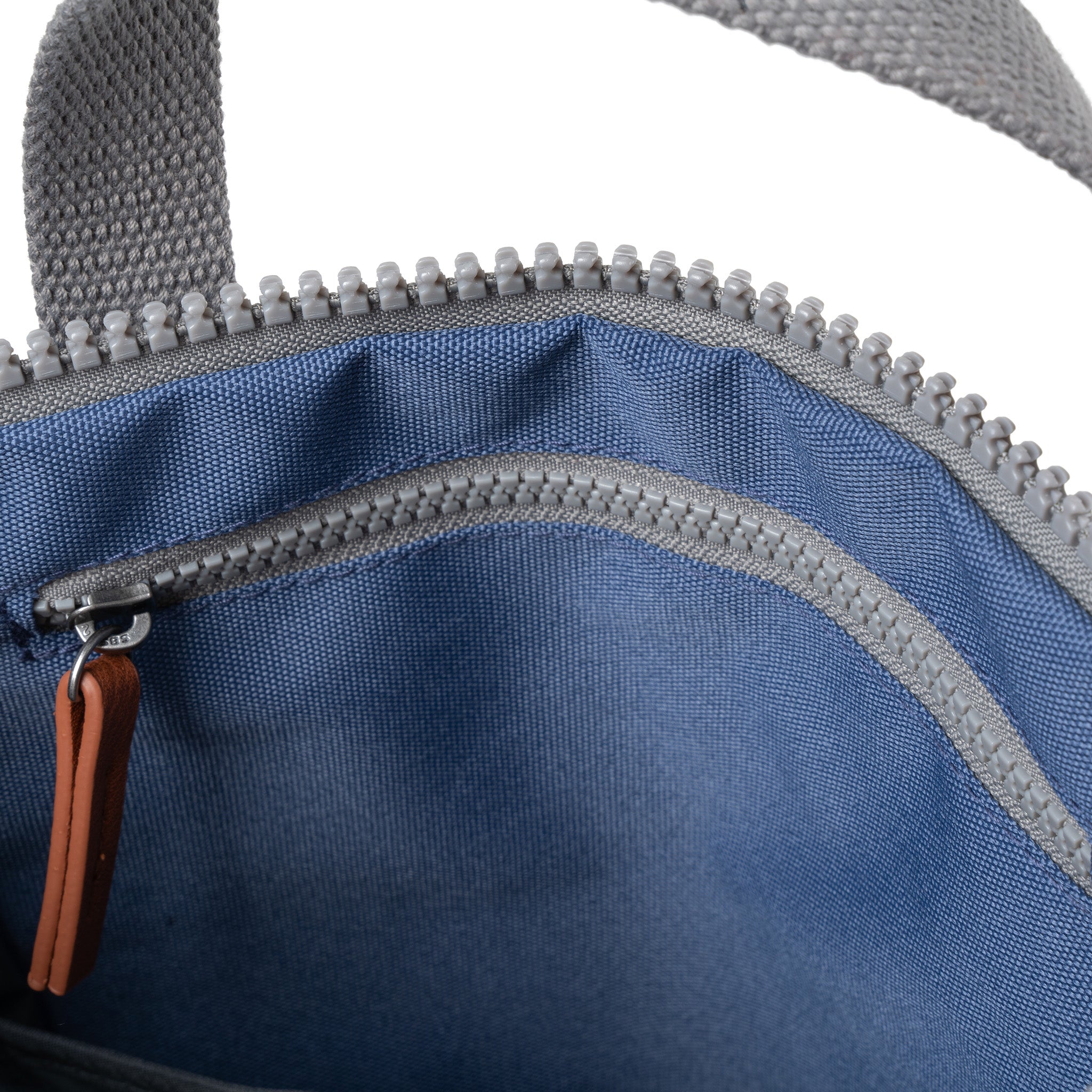 Roka London Finchley ryggsekk Medium Burnt Blue roll-top