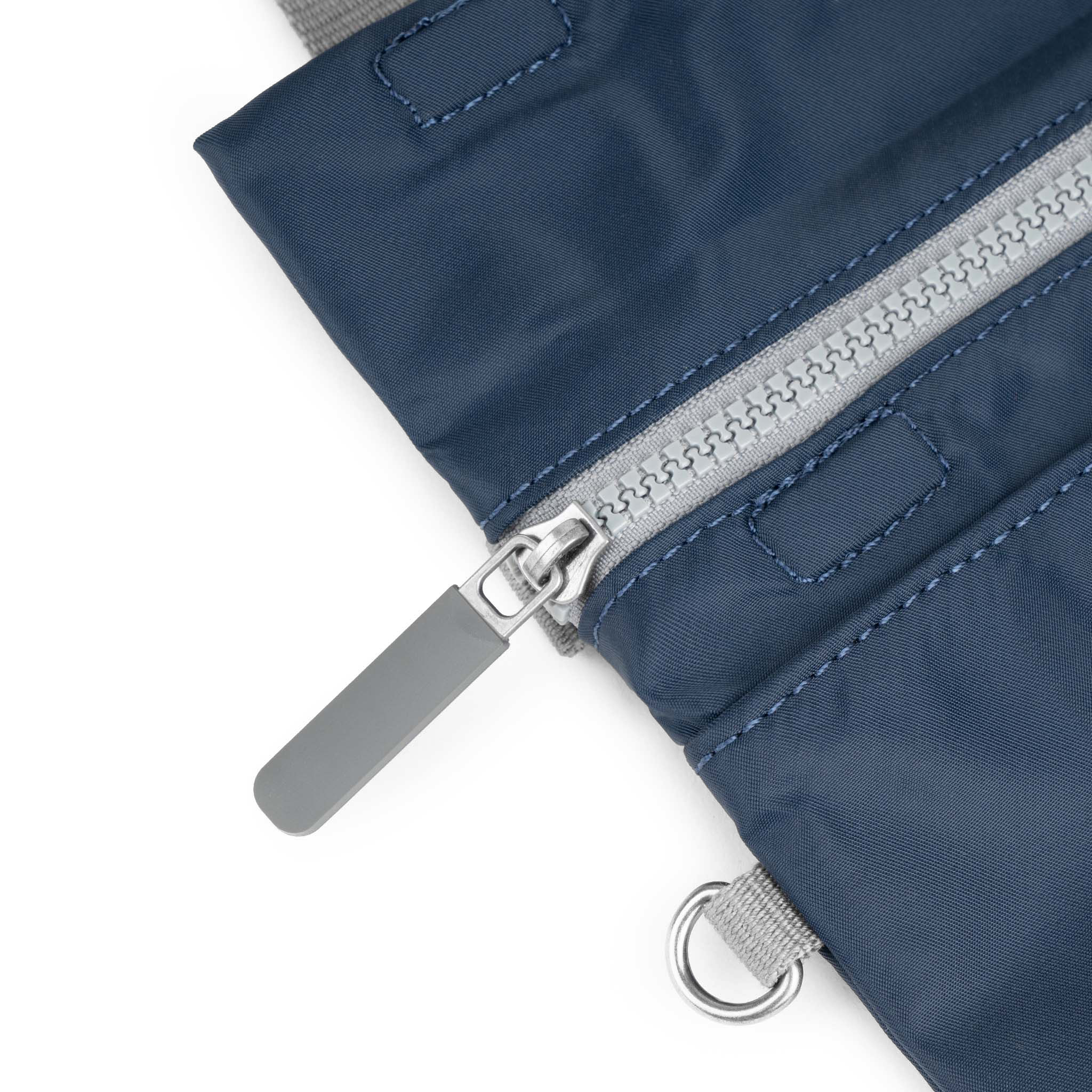 Roka London Stratford crossbody midnight 0,5 L