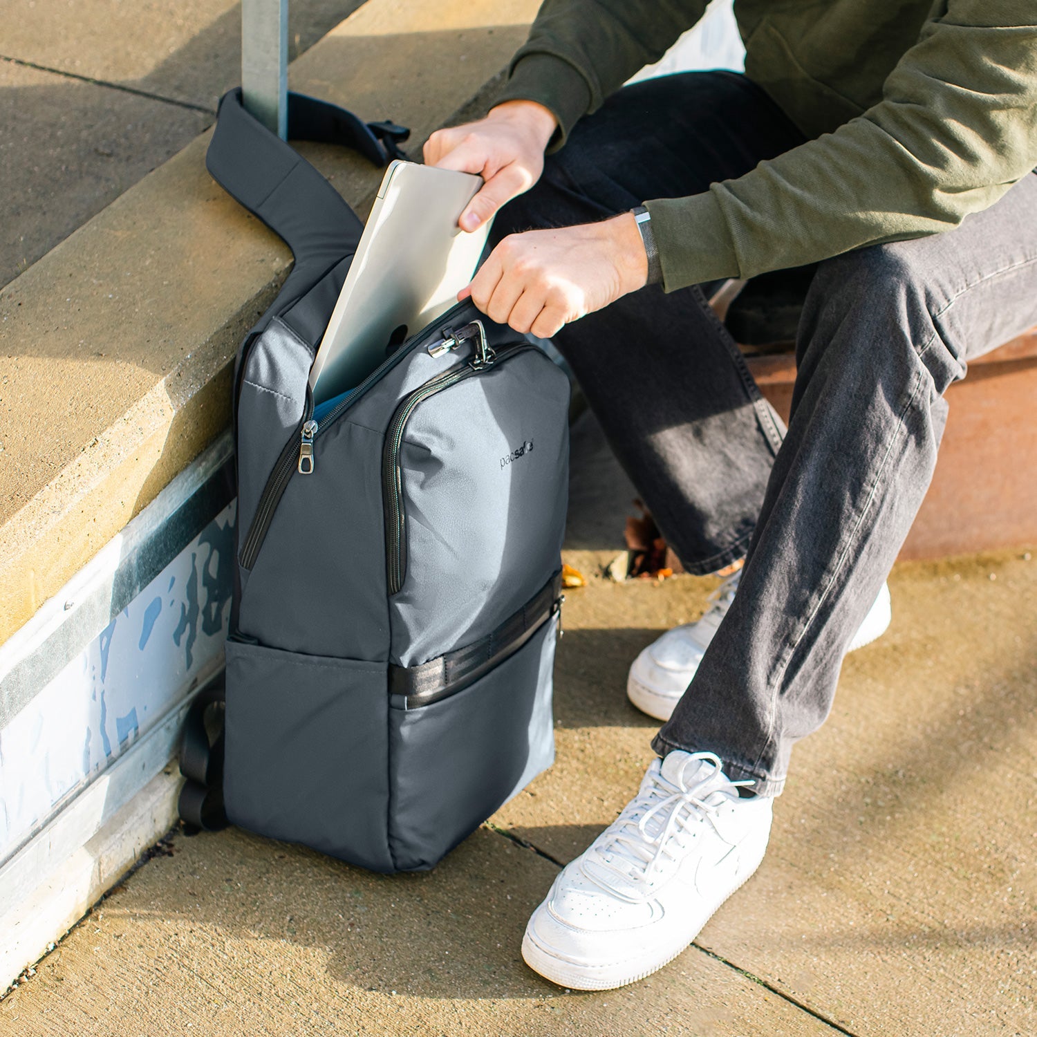 Pacsafe Metrosafe X 25L ryggsekk svart 15" laptop