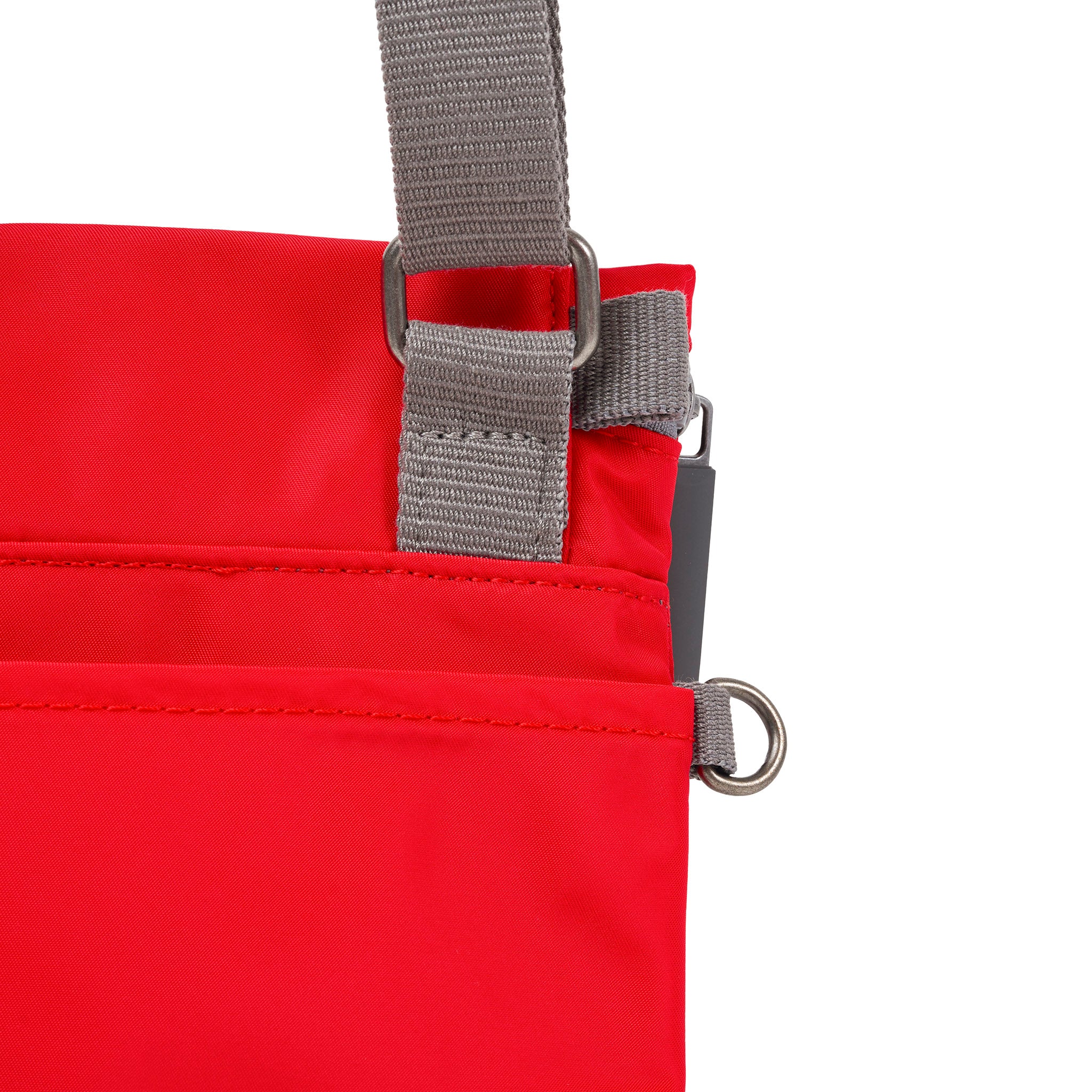Roka London Stratford crossbodyveske Small Chilli Oil nylon
