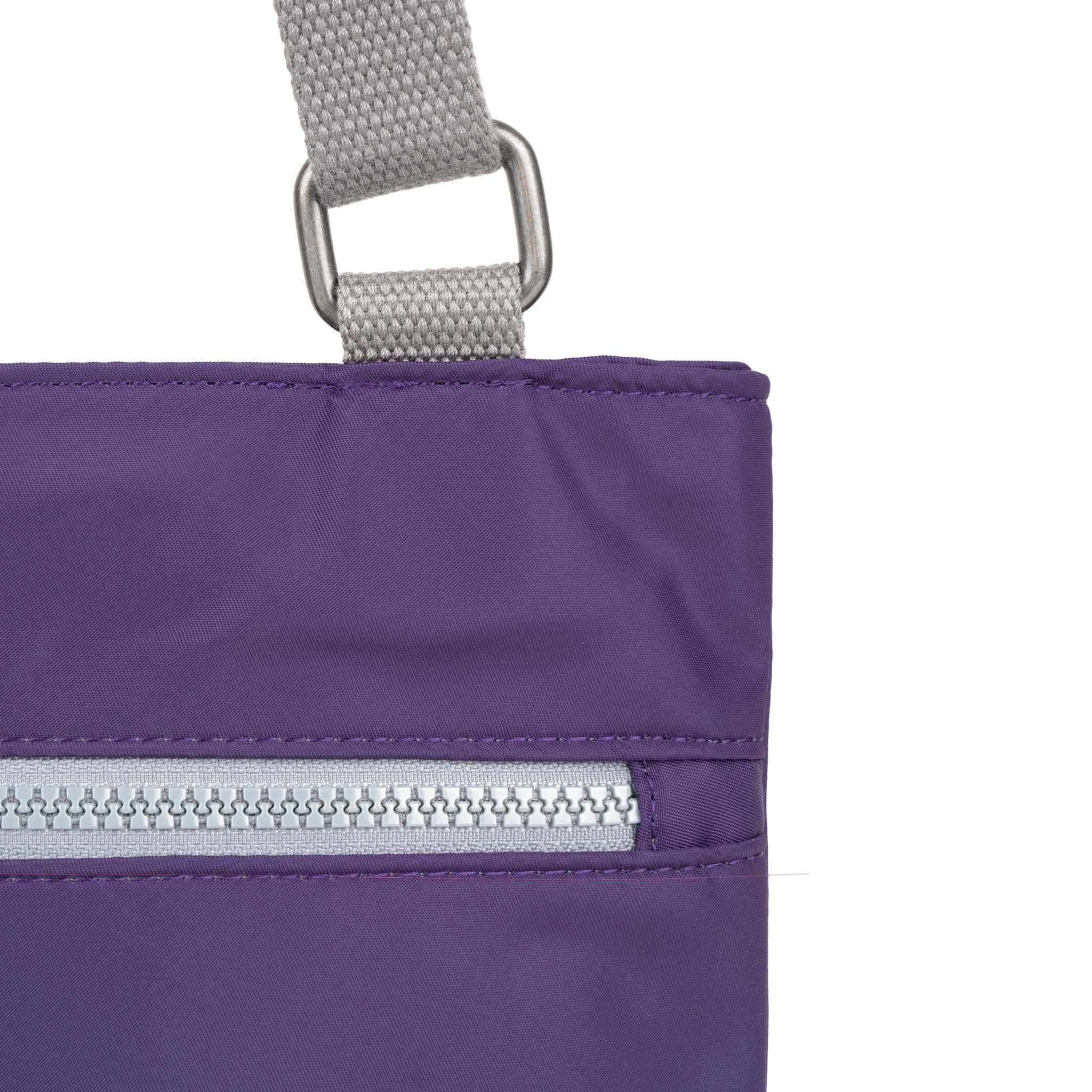 Roka London Moorgate Medium skulderveske Majestic Purple laptop