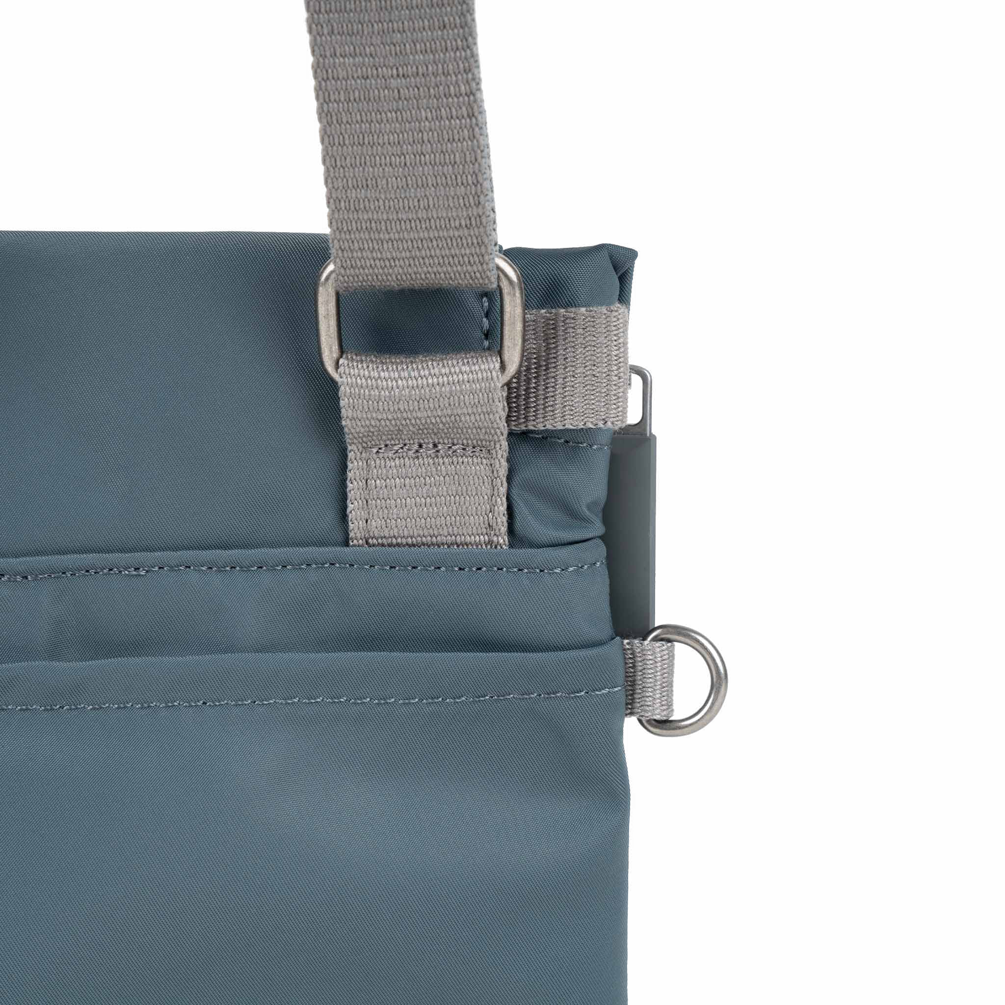 Roka London Stratford crossbody-veske small smoke 0,5 liter