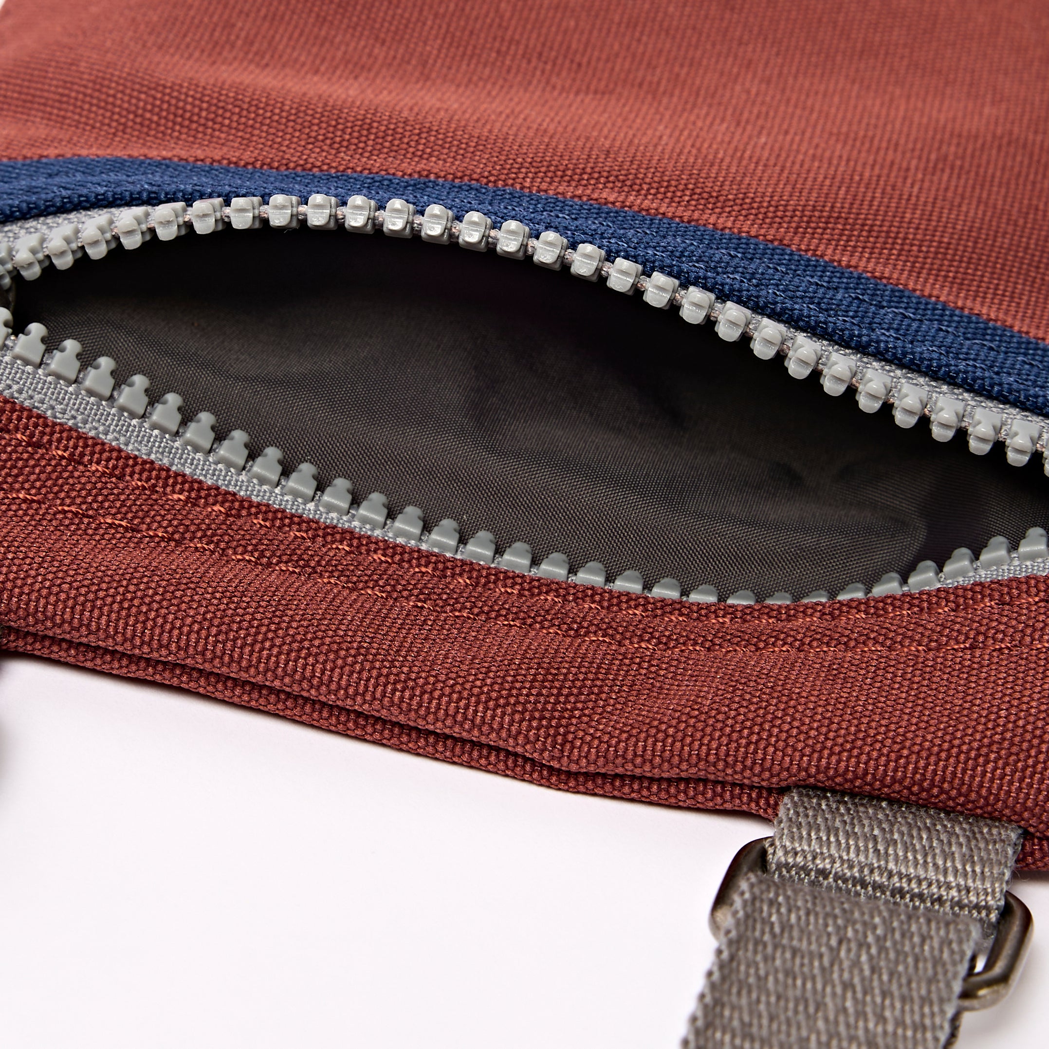 Roka London Chelsea mobilveske henna stripe ekstra liten