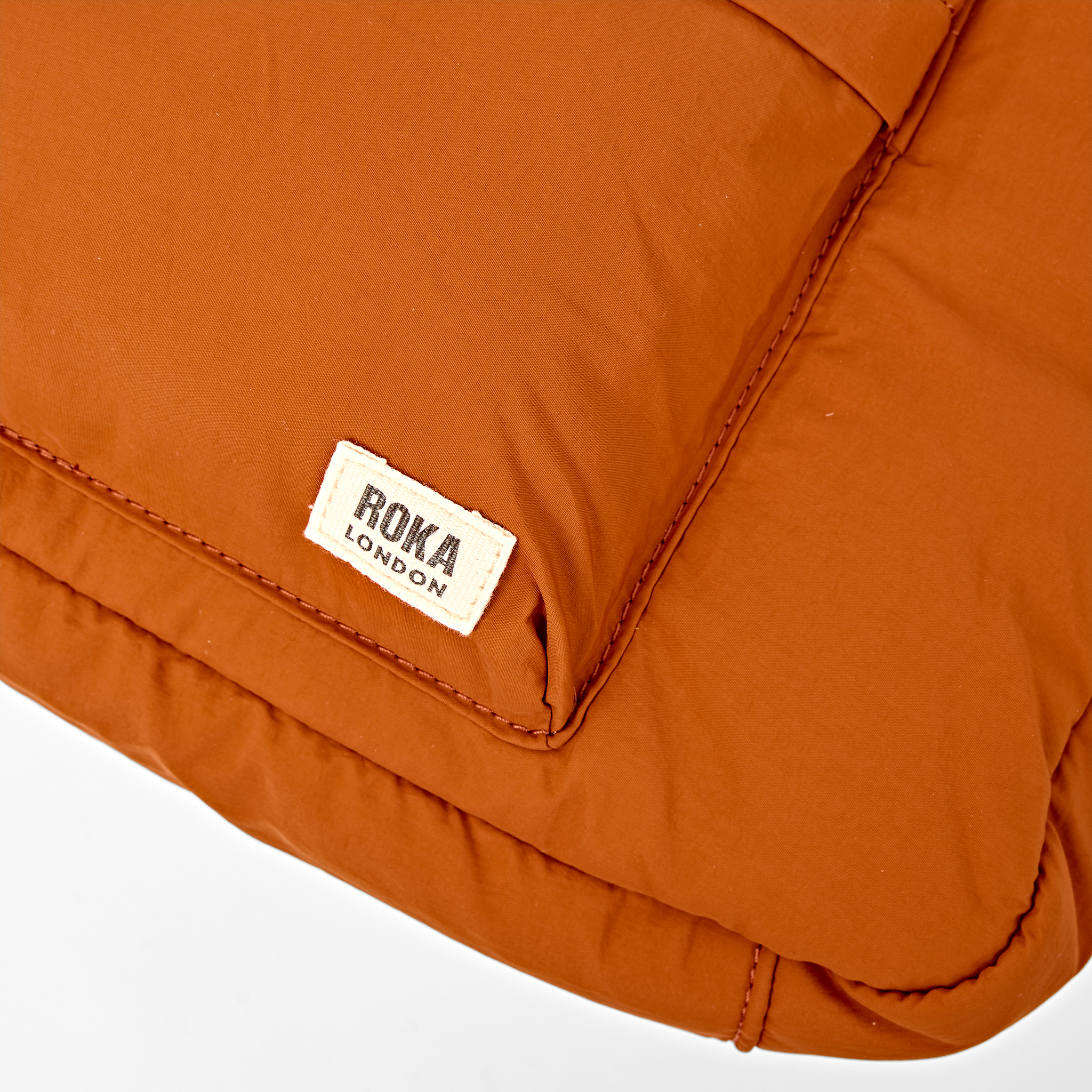 Roka London Belsize skulderveske 14,7 L dijon puffy