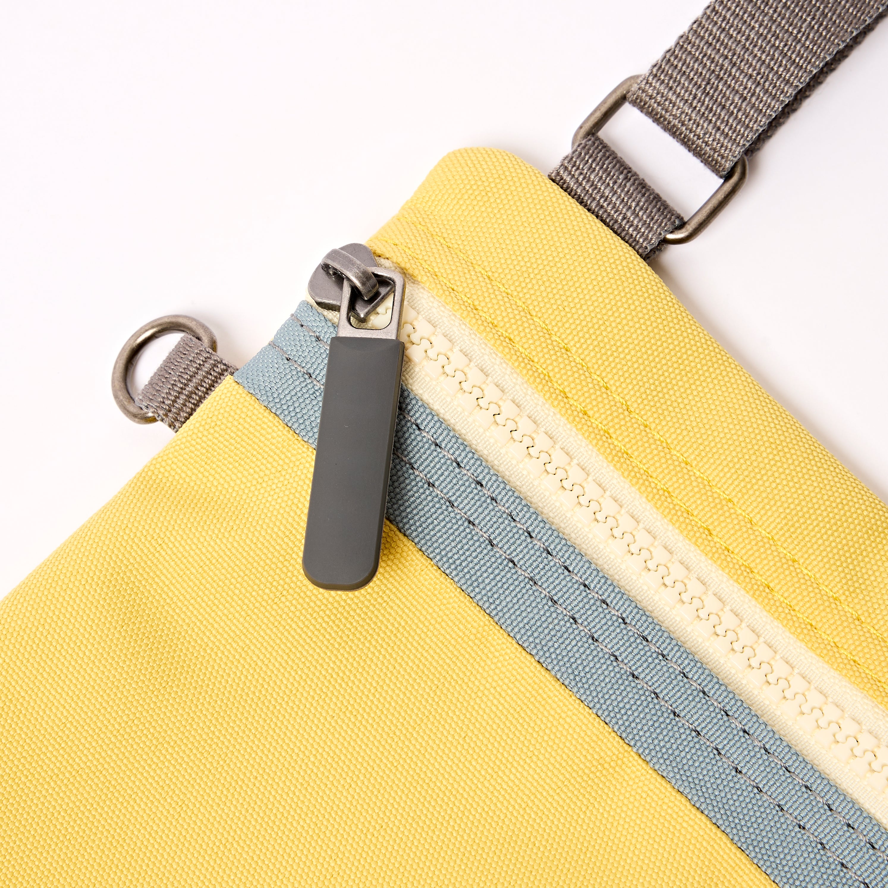 Roka London Chelsea mobilveske xs lemonade stripe