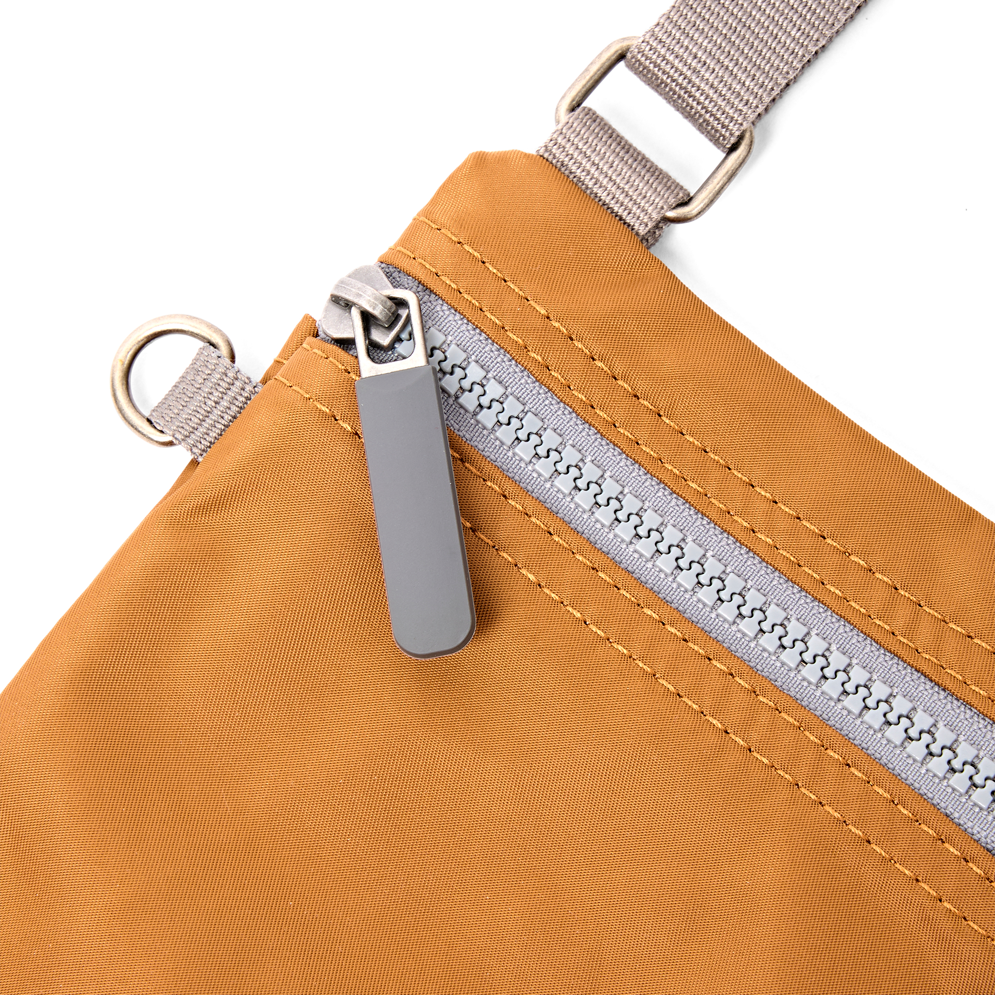 Roka London Chelsea Pocket sling biscuit extra small 0,3 liter