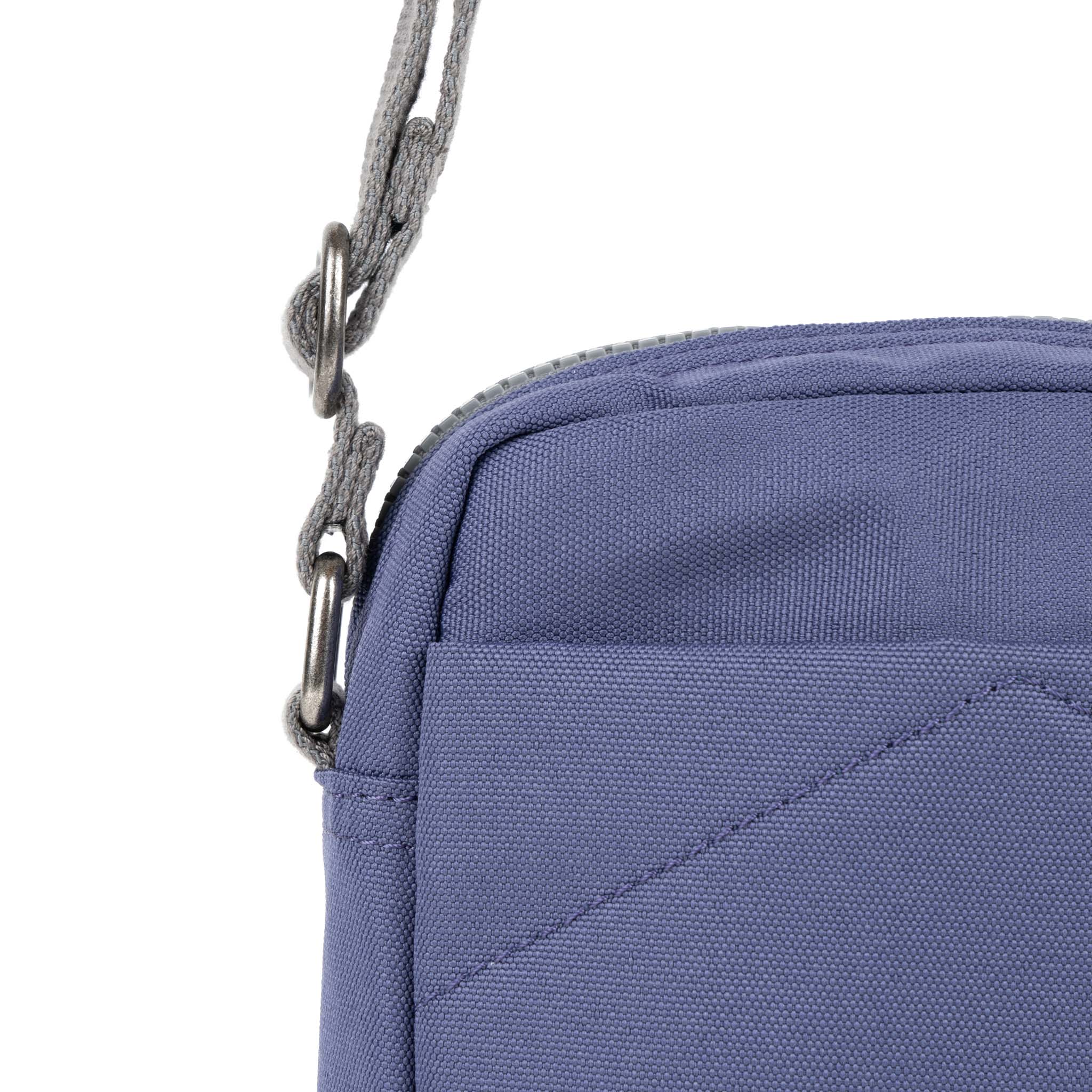 Roka London Bond crossbody-veske small 1,5 liter future dusk