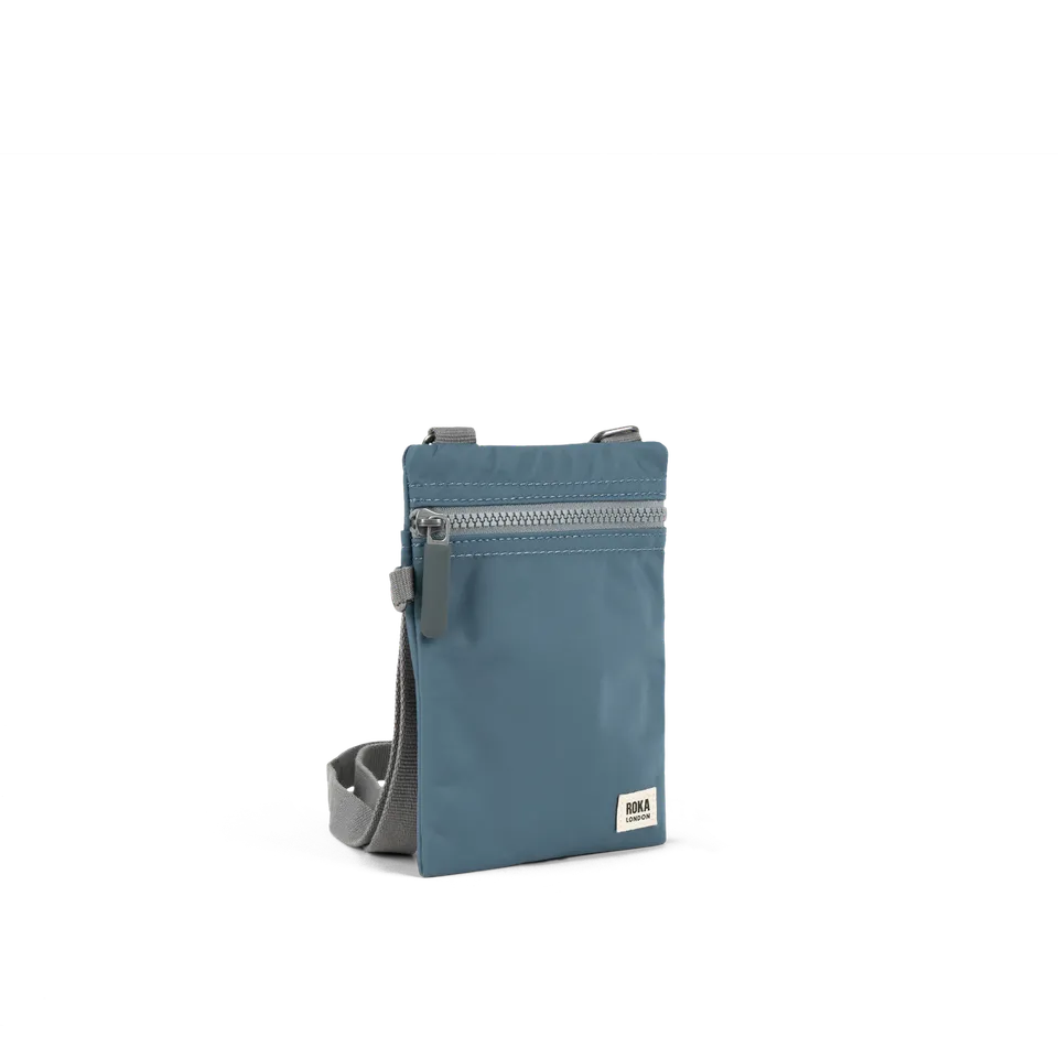 Roka London Chelsea Pocket Sling skulderveske Airforce Small værbestandig