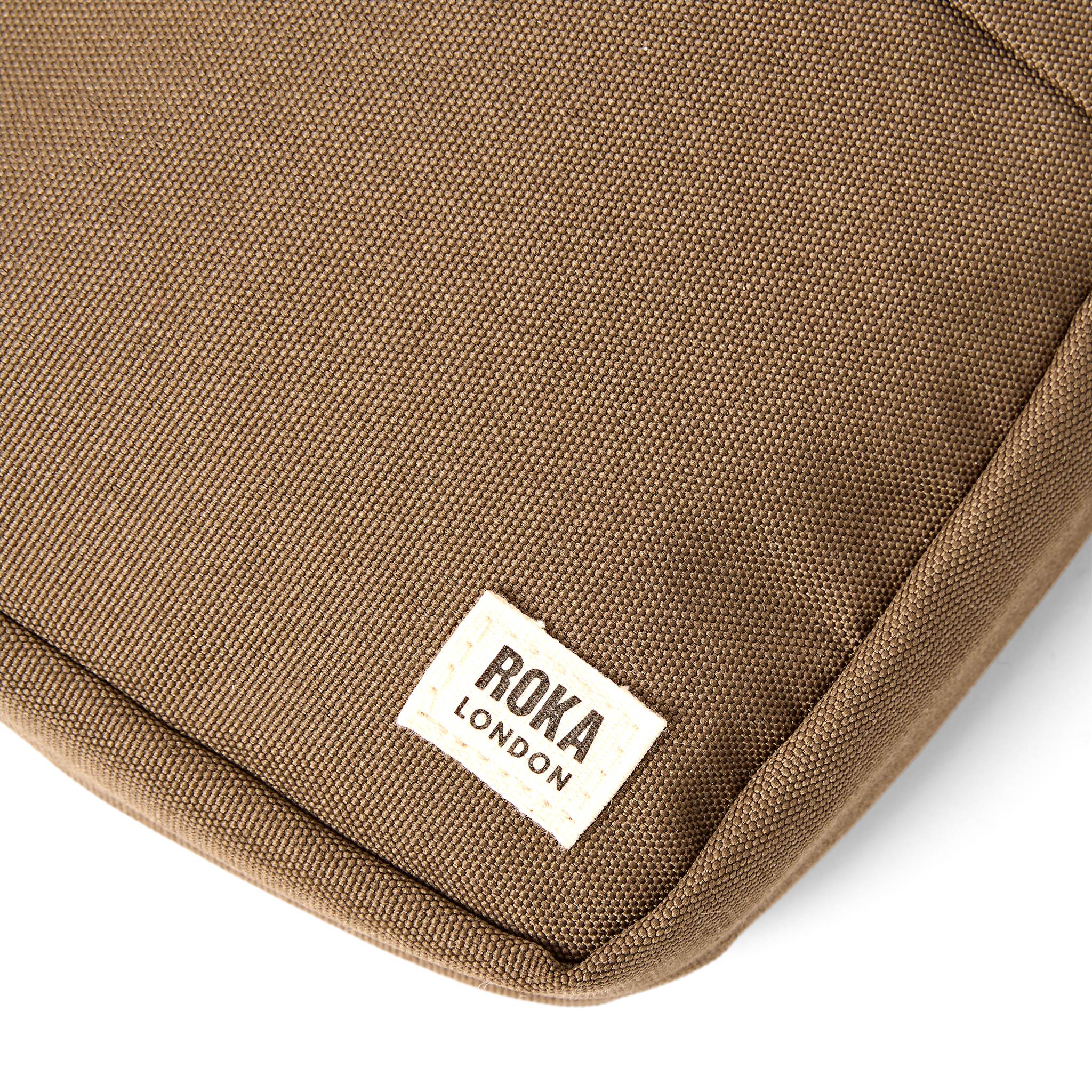 Roka London Bond Pocket crossbody-veske Small Sea Spray værbestandig