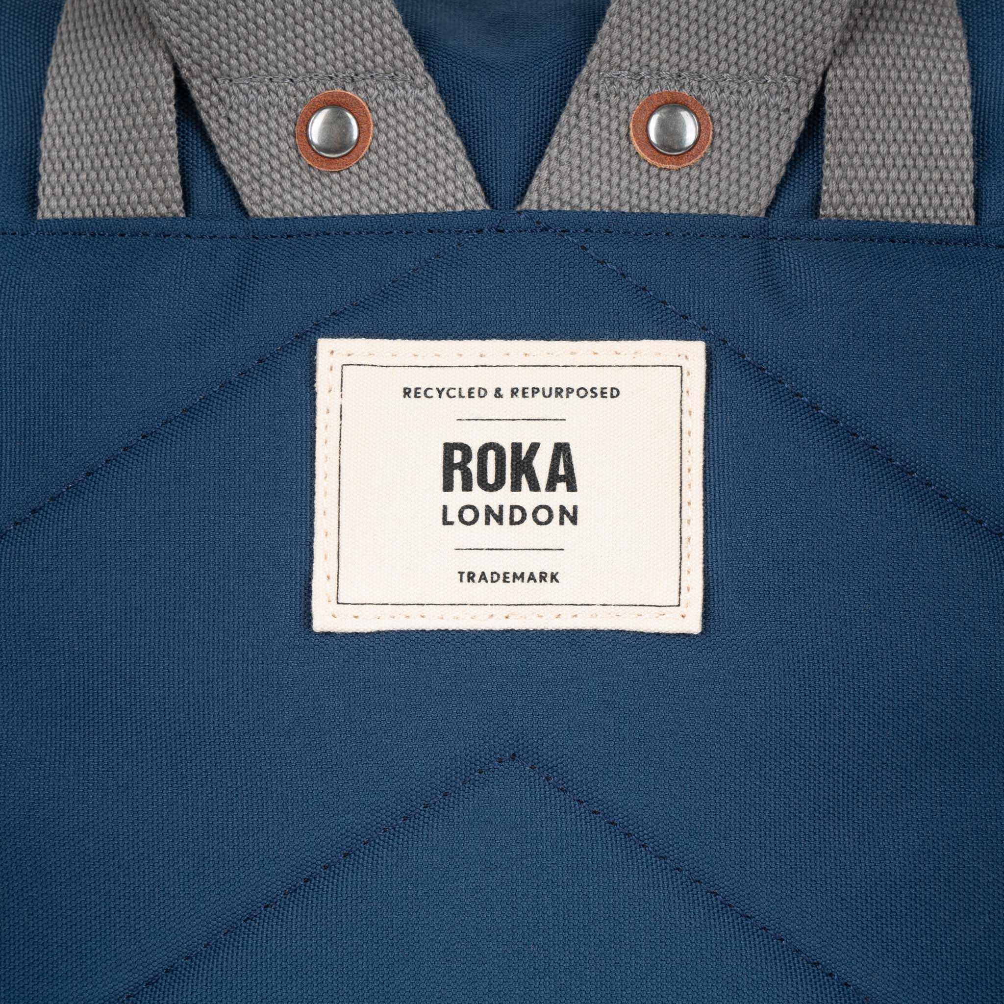 Roka London Waterhouse Multipocket ryggsekk Deep Blue Medium 15 liter