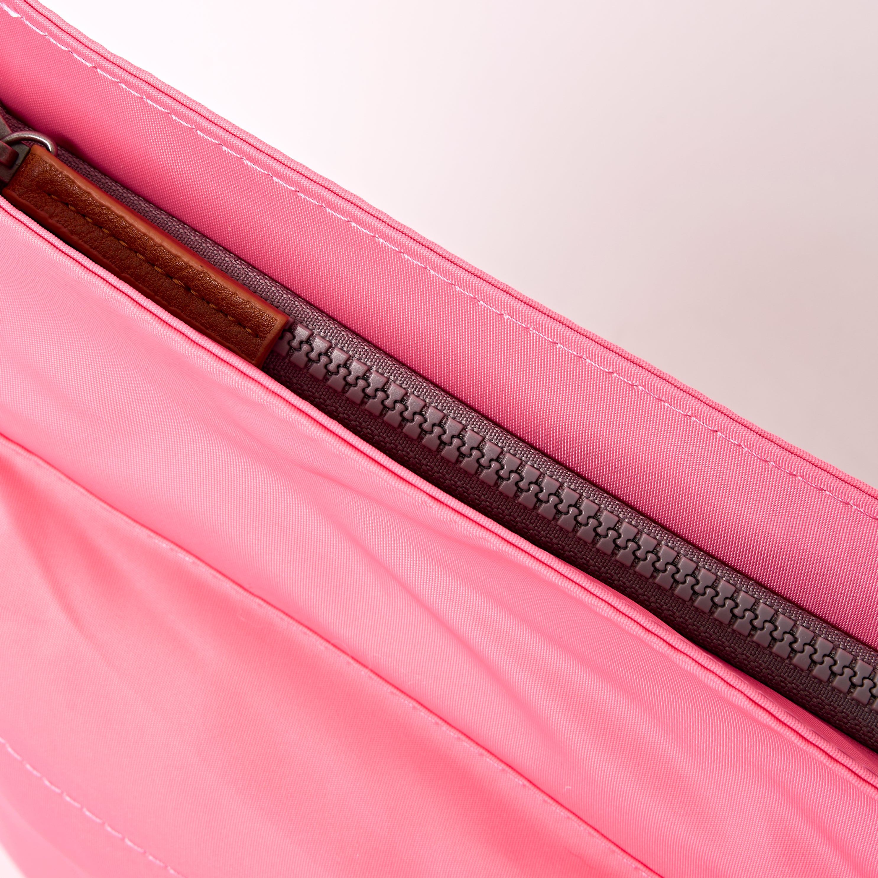 Roka London Kennington crossbody Pink Lemonade Medium vanntett