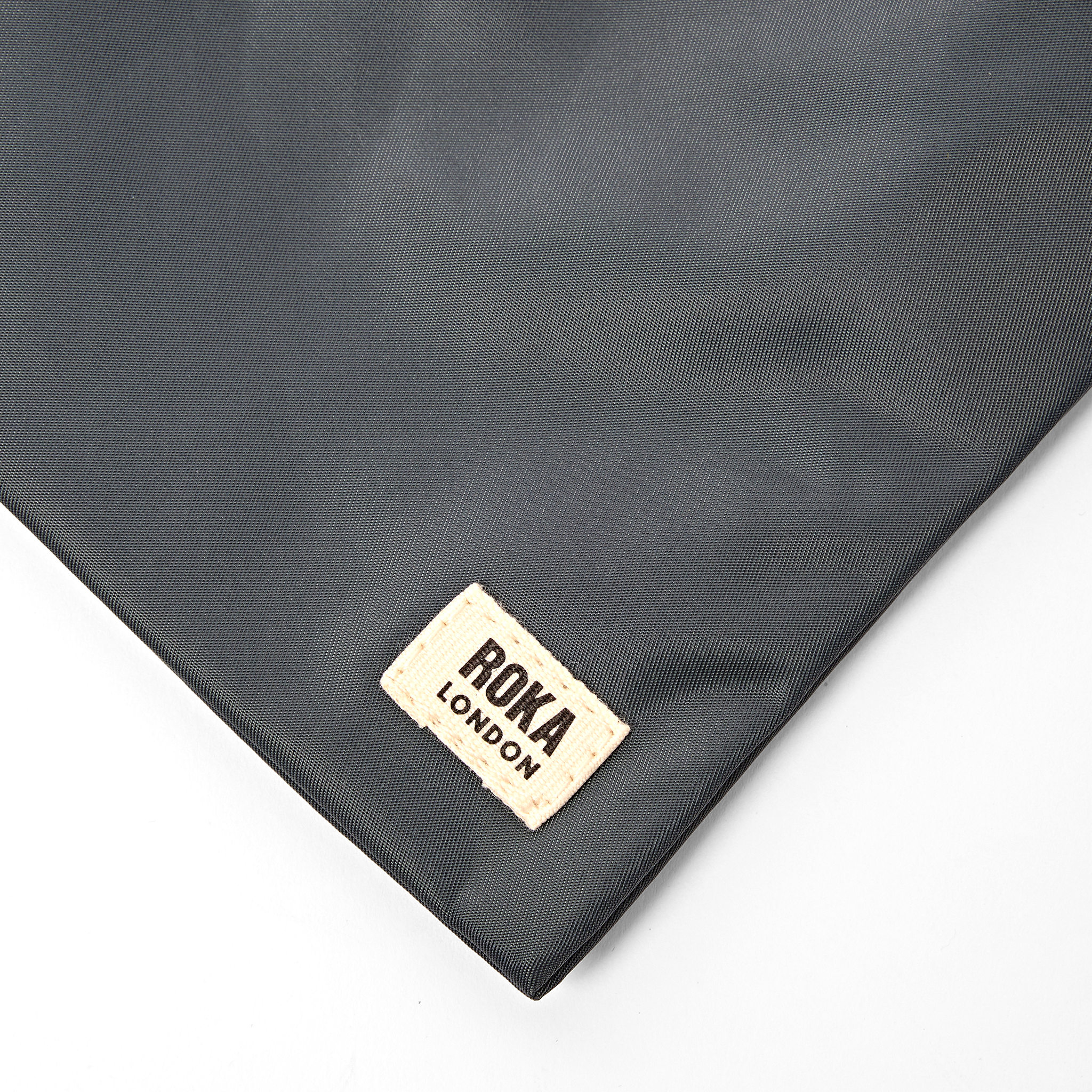 Roka London Chelsea Pocket Sling skulderveske Beluga Extra Small værbestandig