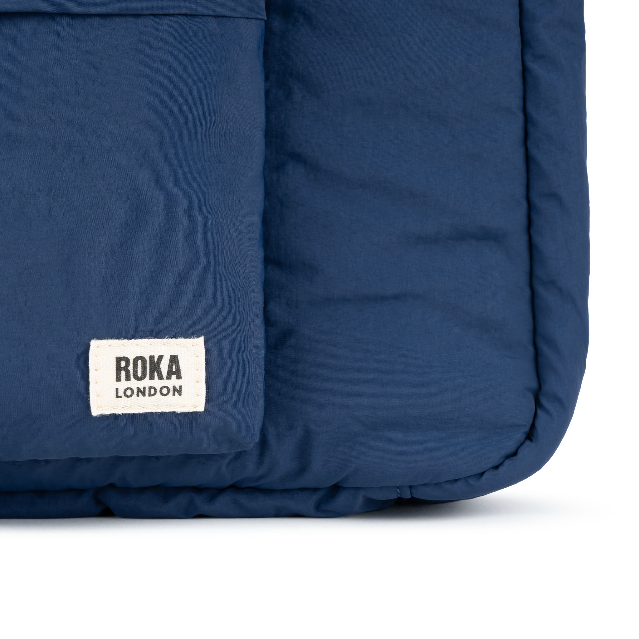 Roka London Belsize crossbody 14,7 liter Midnight puffy