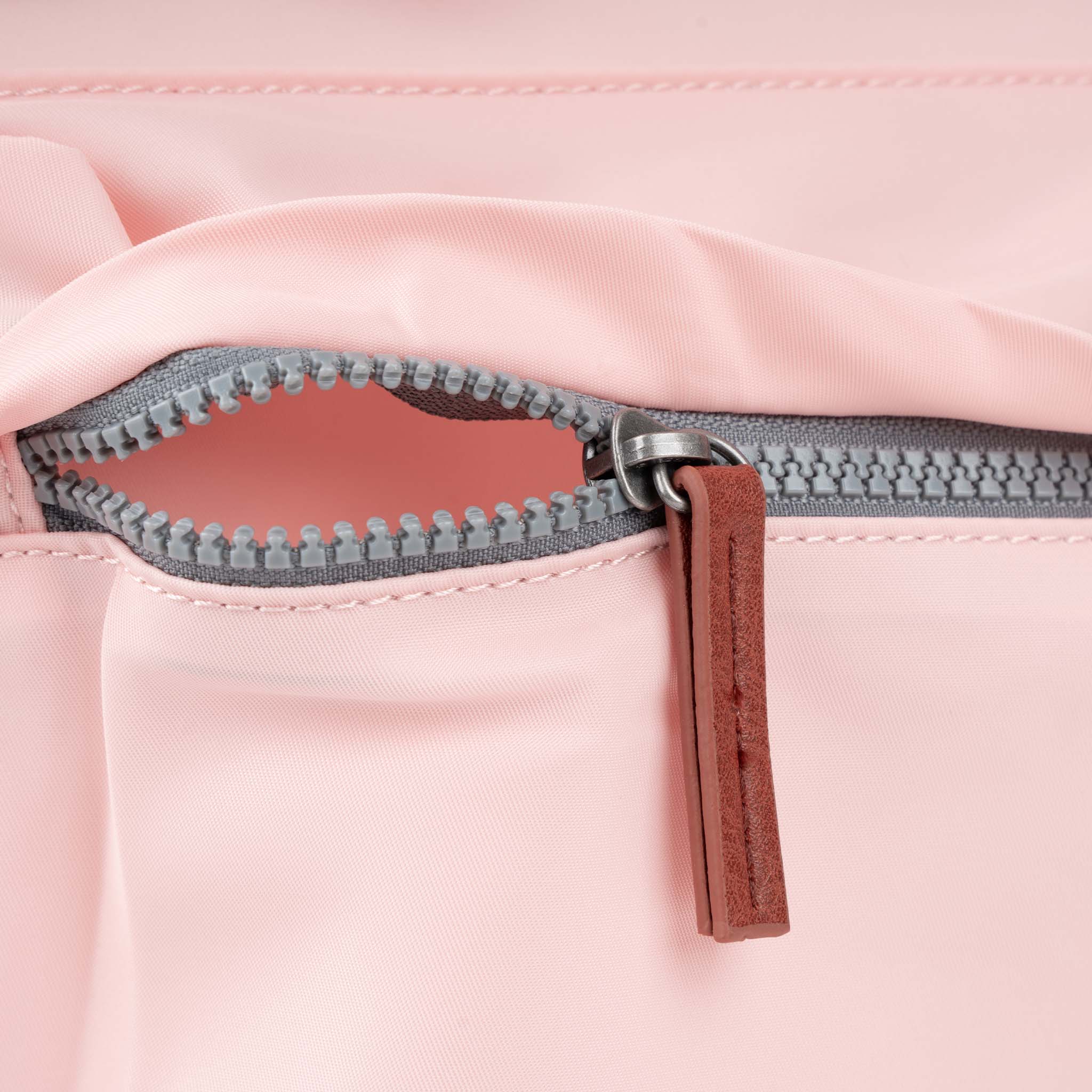 Roka London Kennington skulderveske Medium English Rose værbestandig