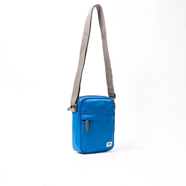 Roka London Bond crossbody small 1,5 liter malibu-blå