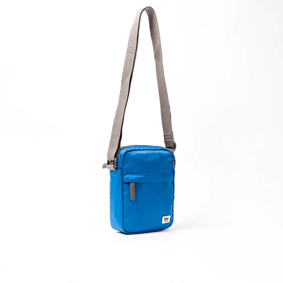 Roka London Bond crossbody small 1,5 liter malibu-blå