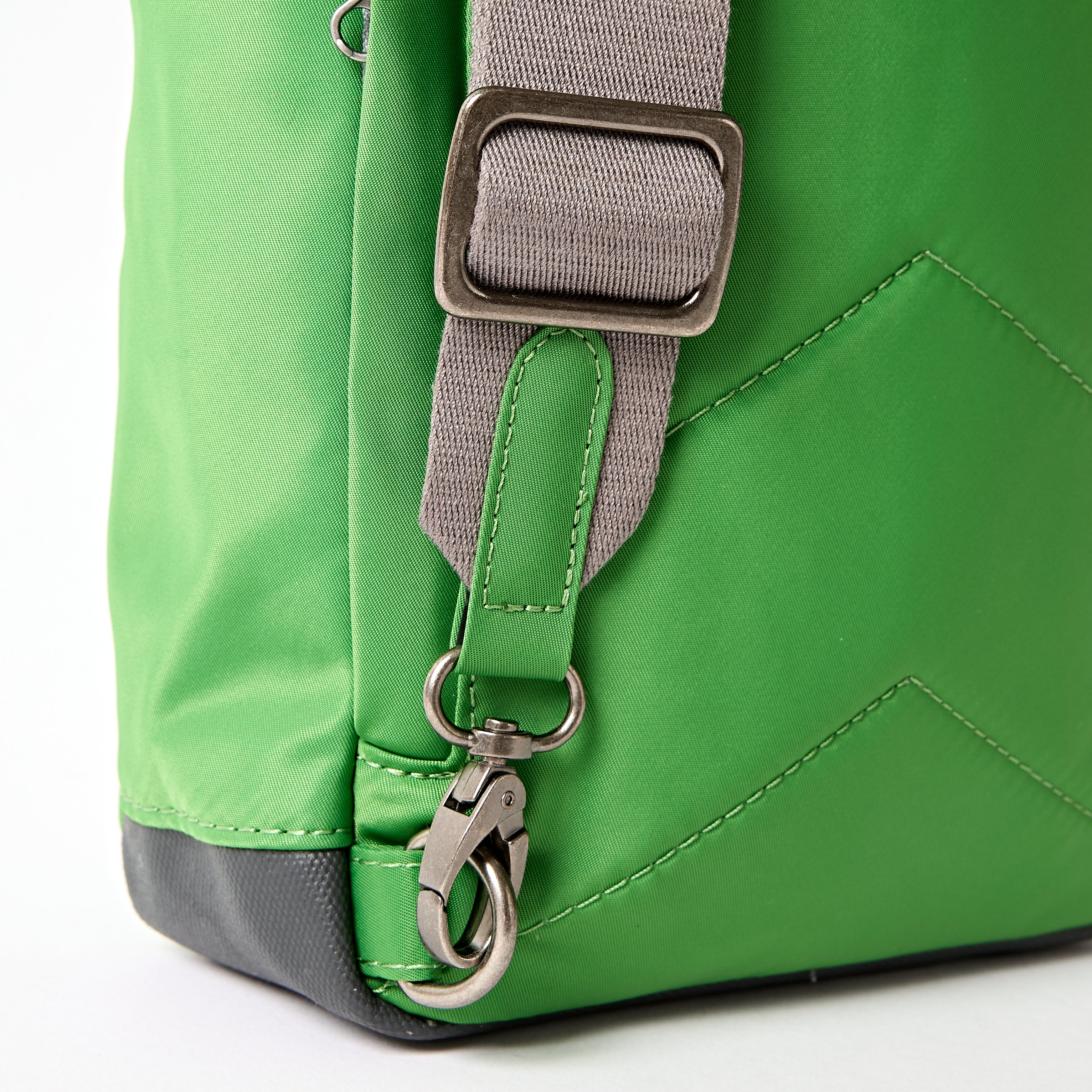 Roka London Willesden Large skulderveske Lime vannavstøtende