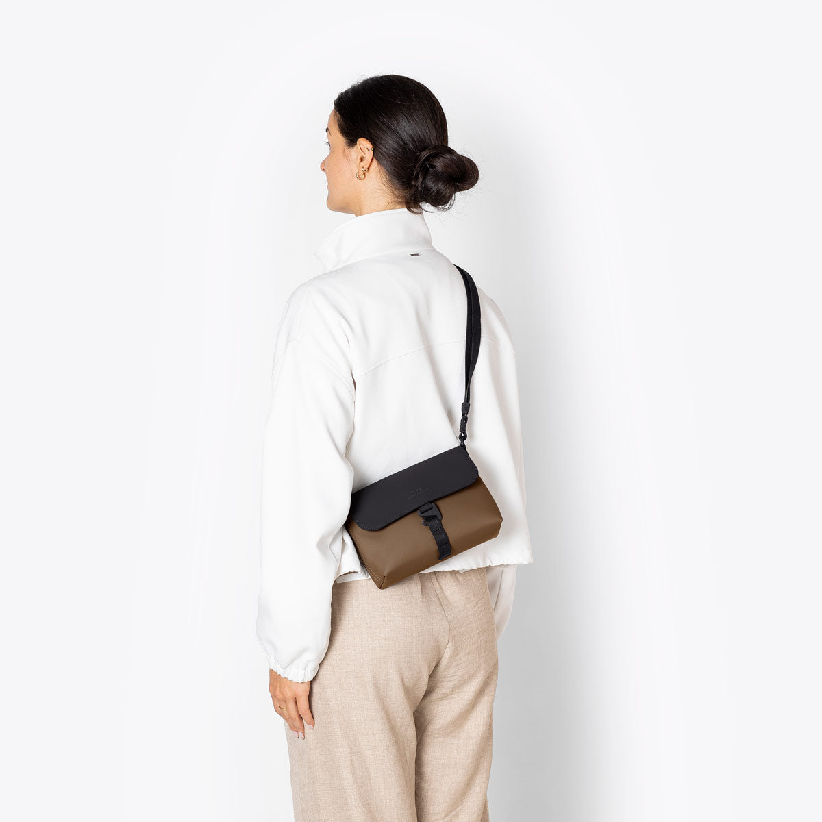 Ucon Acrobatics Yuri skulderveske Glacier Grey Olive ripebestandig
