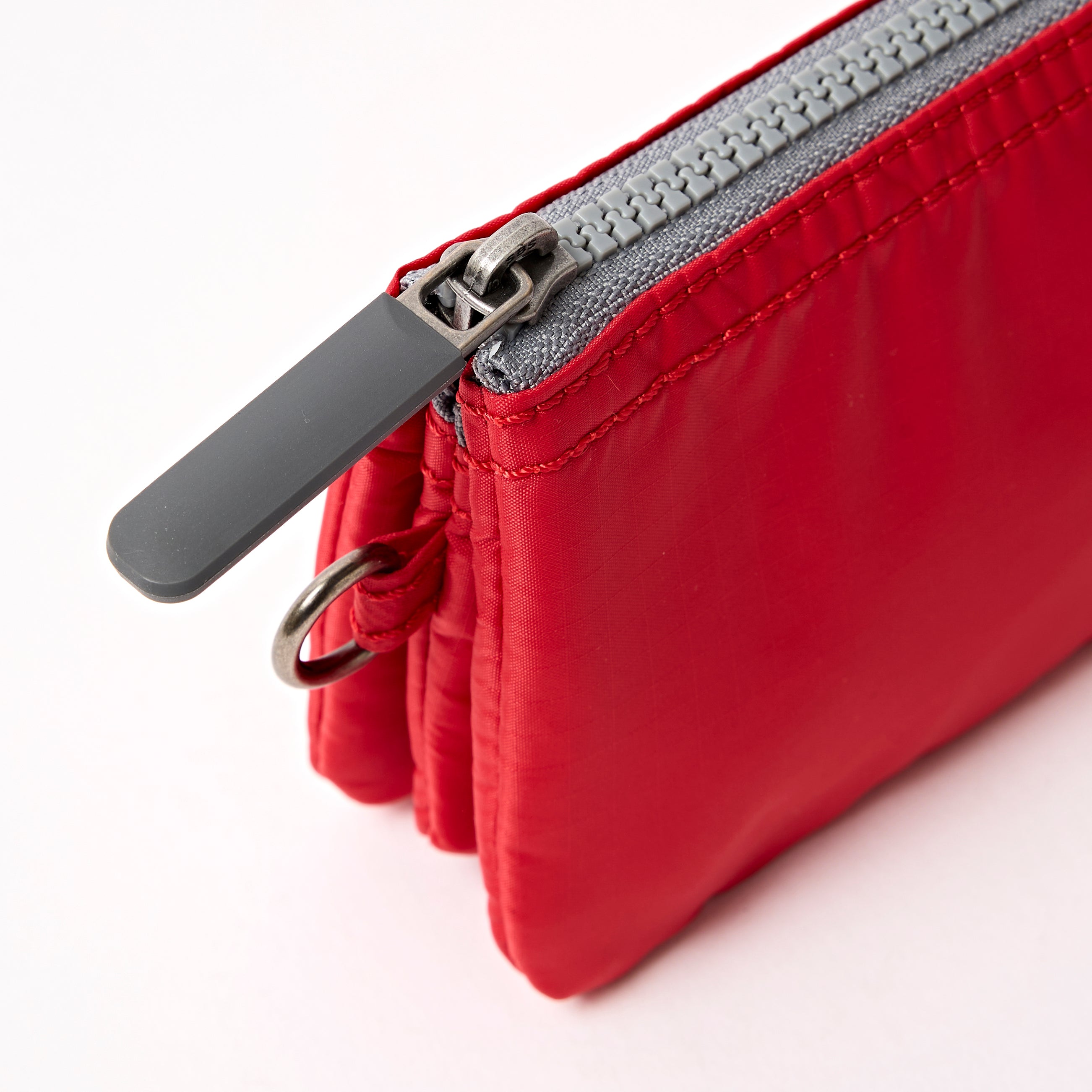 Roka London Carnaby lommebok Scarlet small resirkulert nylon