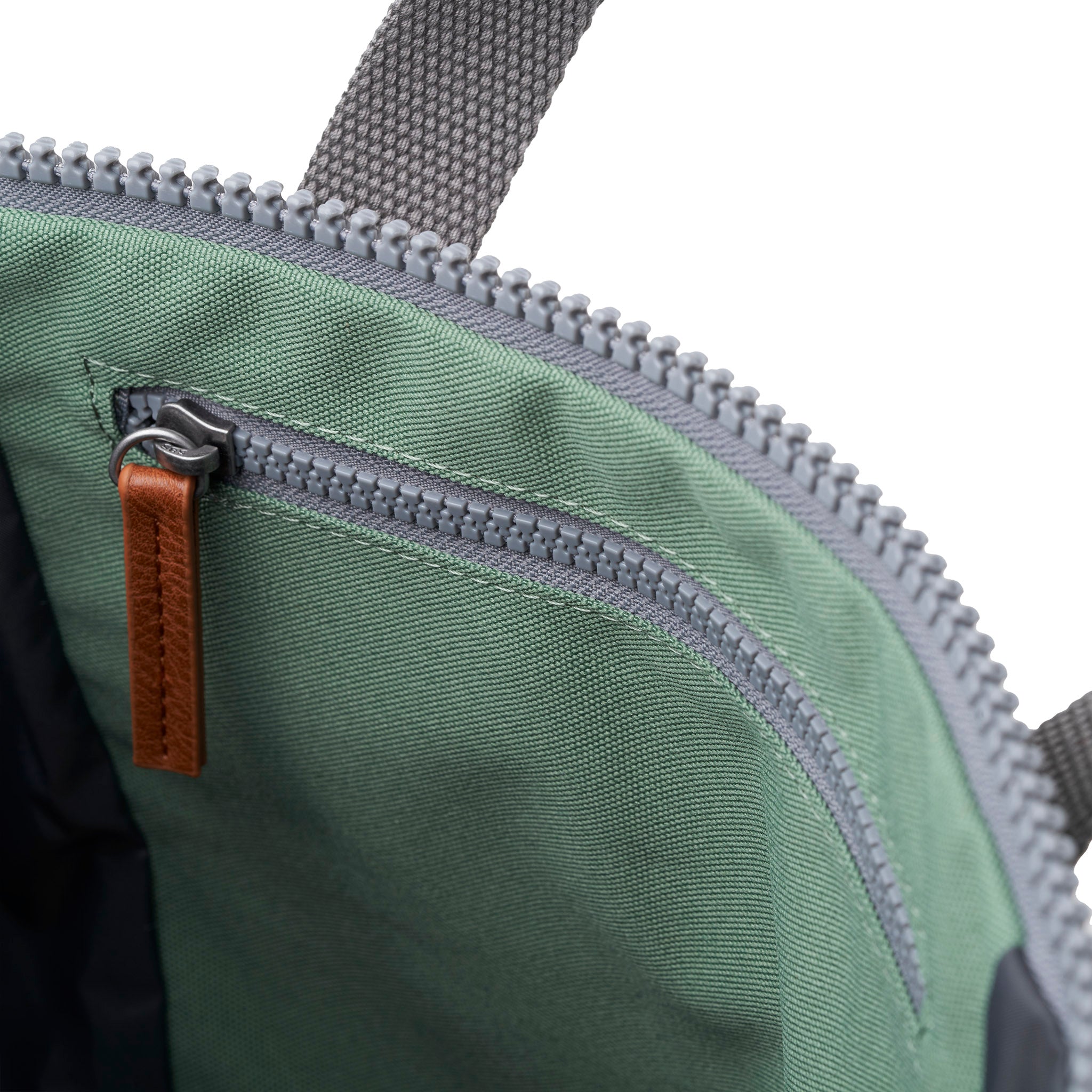 Roka London Finchley ryggsekk Frost rolltopp vannflaskeholder