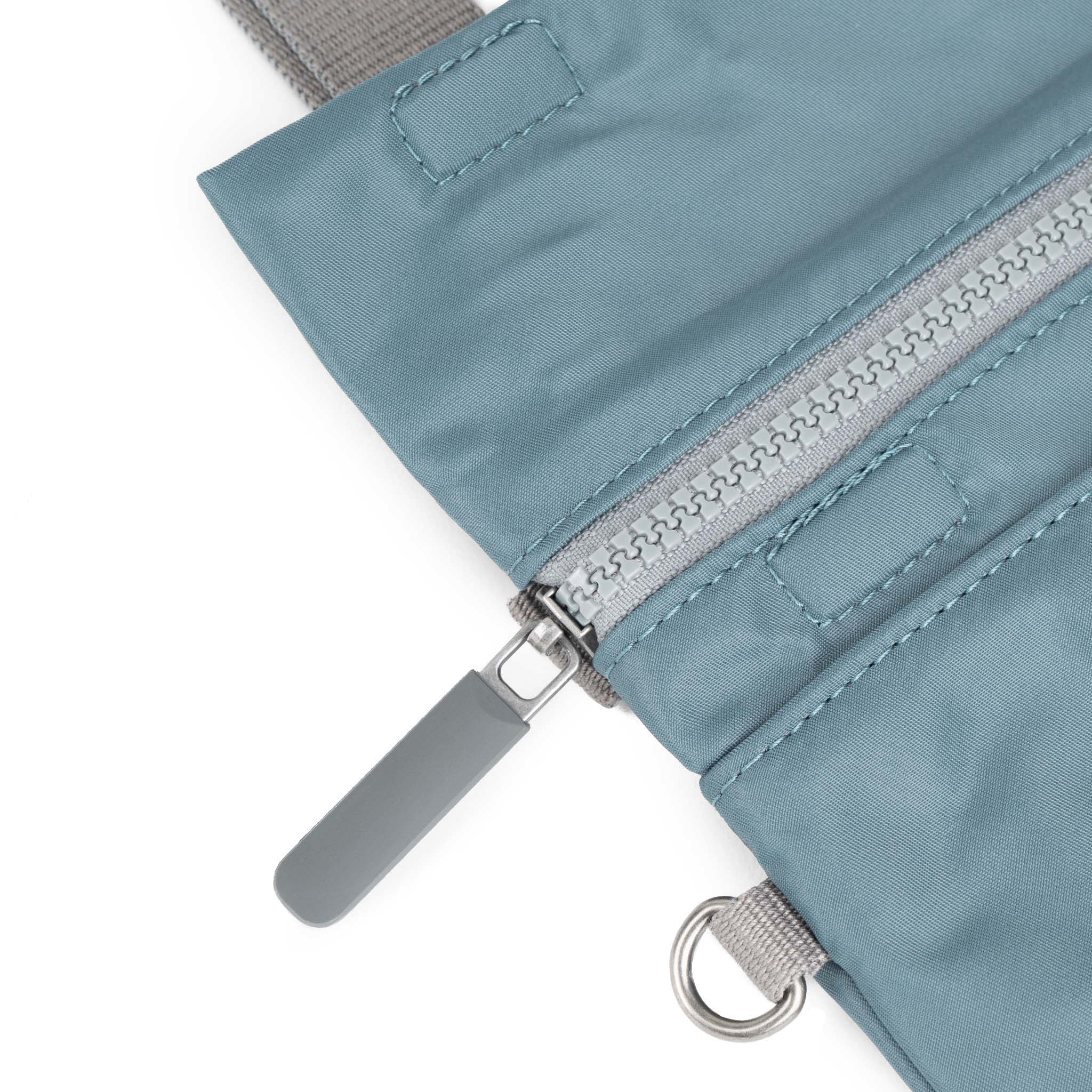 Roka London Stratford Small crossbody veske airforce nylon