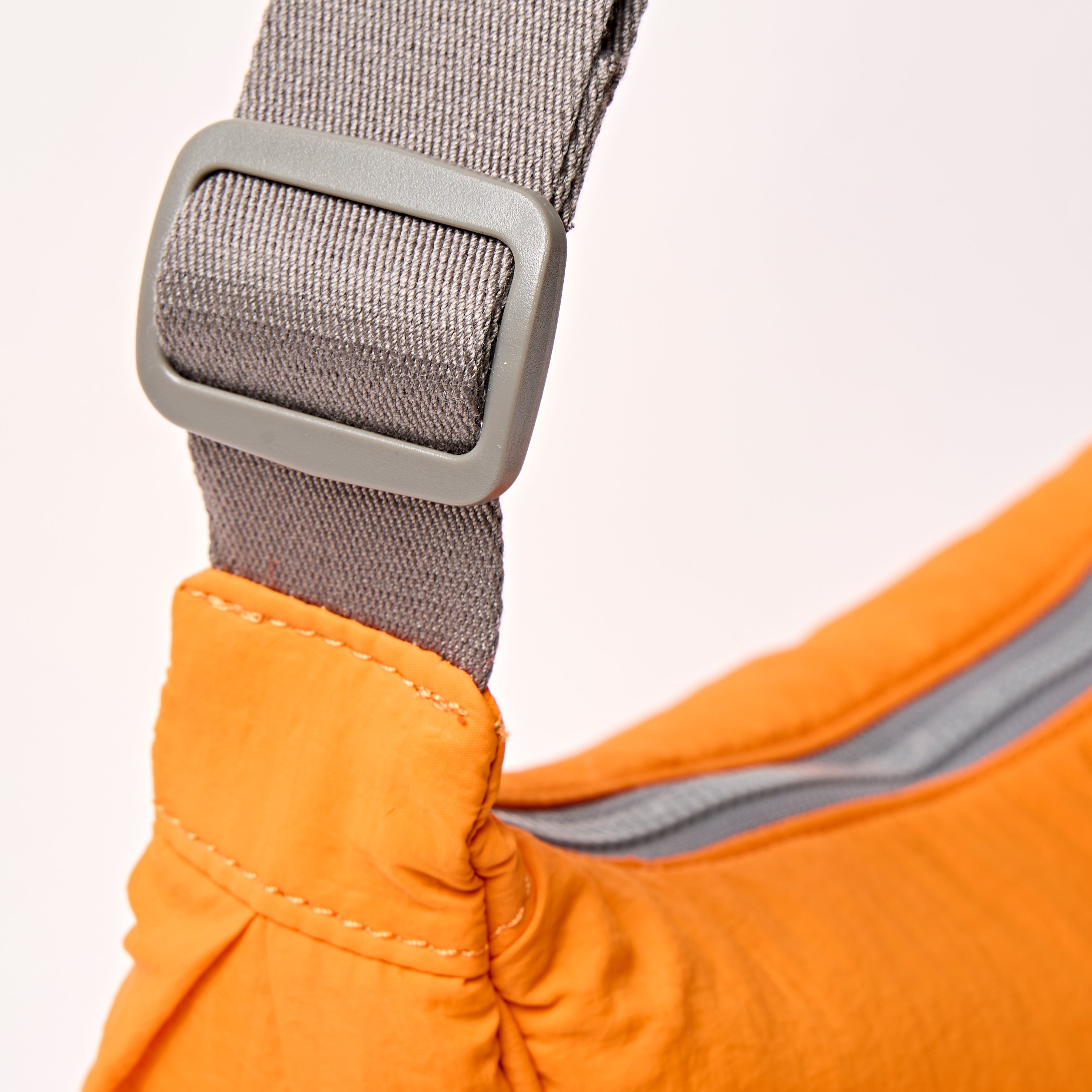 Roka London Farringdon Half Moon skulderveske small jaffa orange