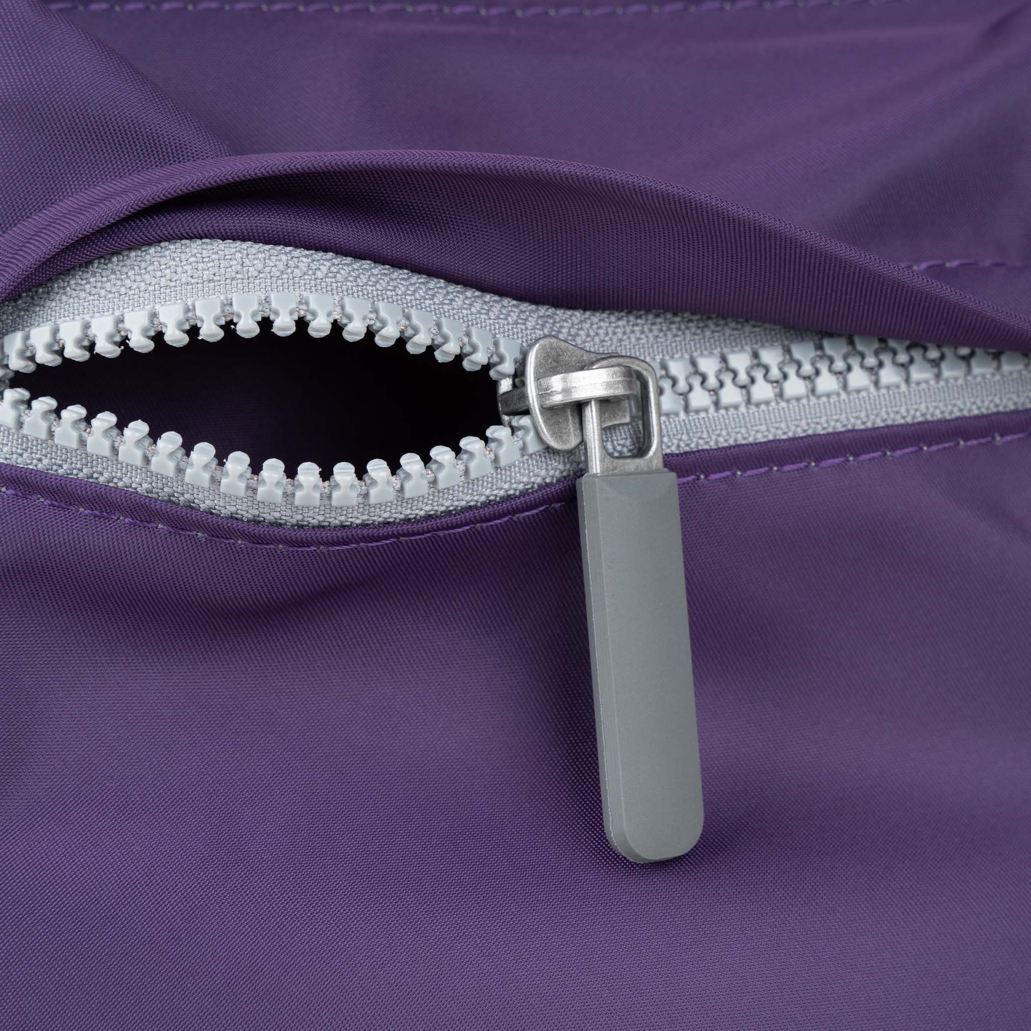 Roka London Moorgate Medium skulderveske Majestic Purple laptop