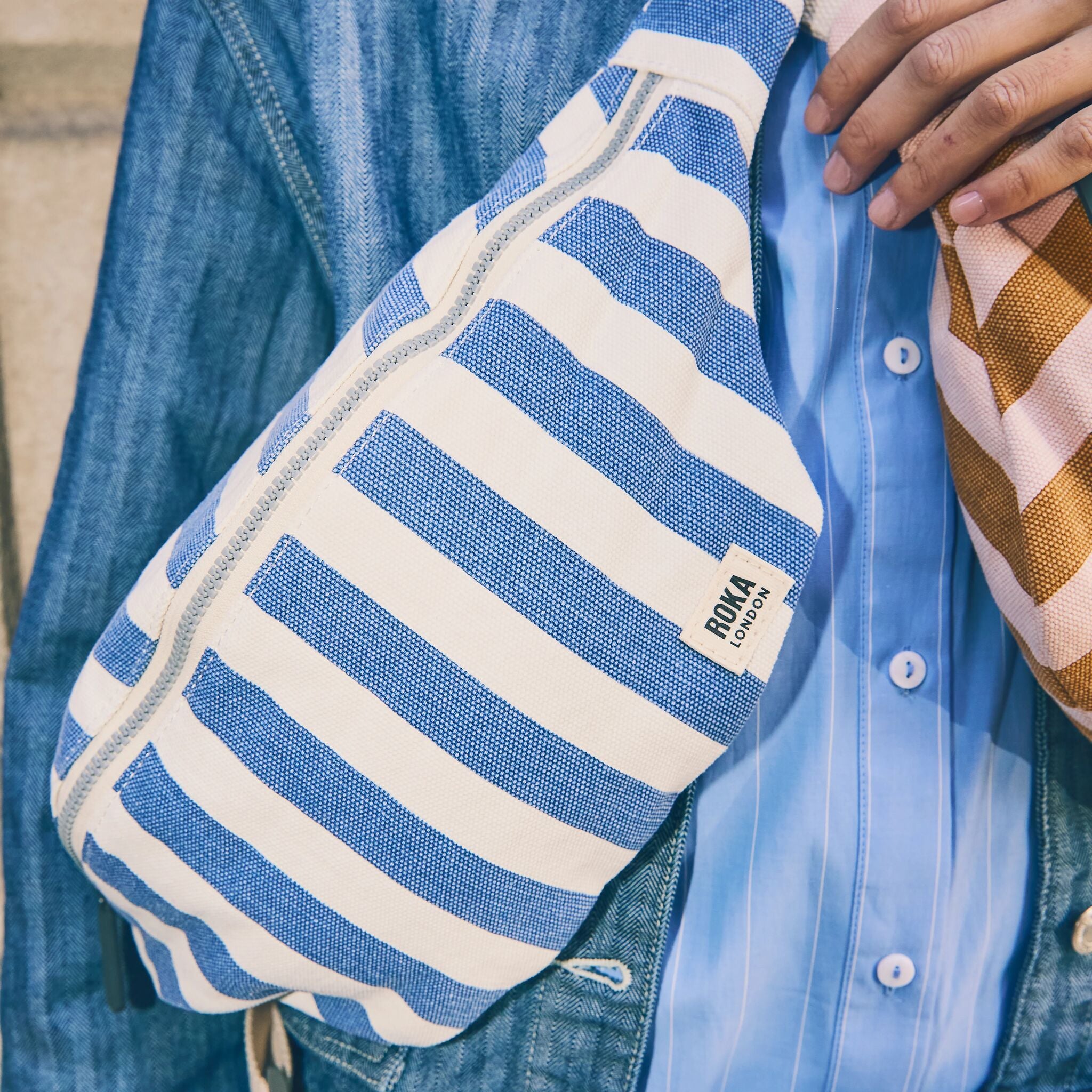 Roka London Mill Hill crossbody small denim stripe 3,7 liter
