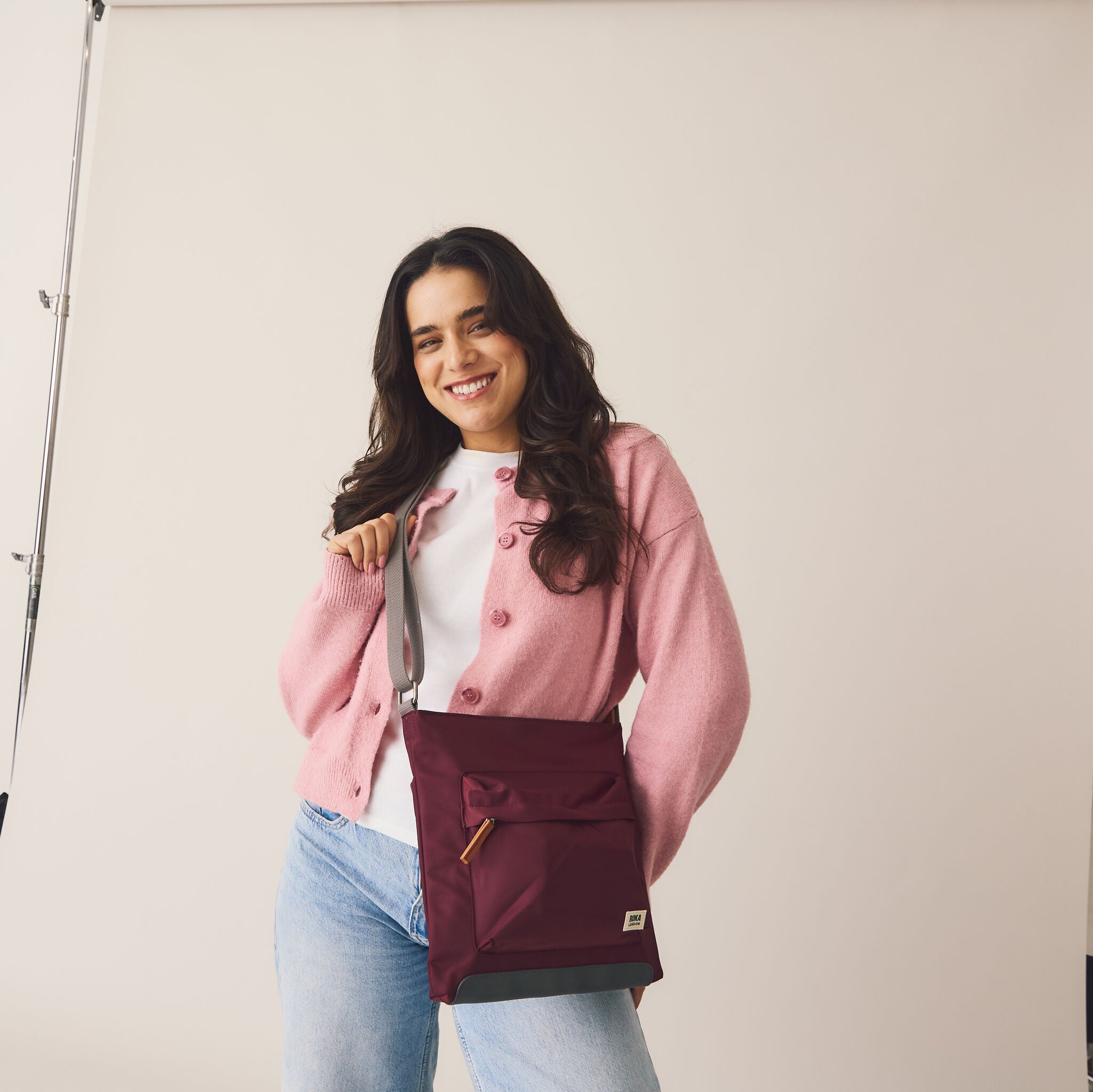 Roka London Kennington crossbody medium svart 2,7 liter
