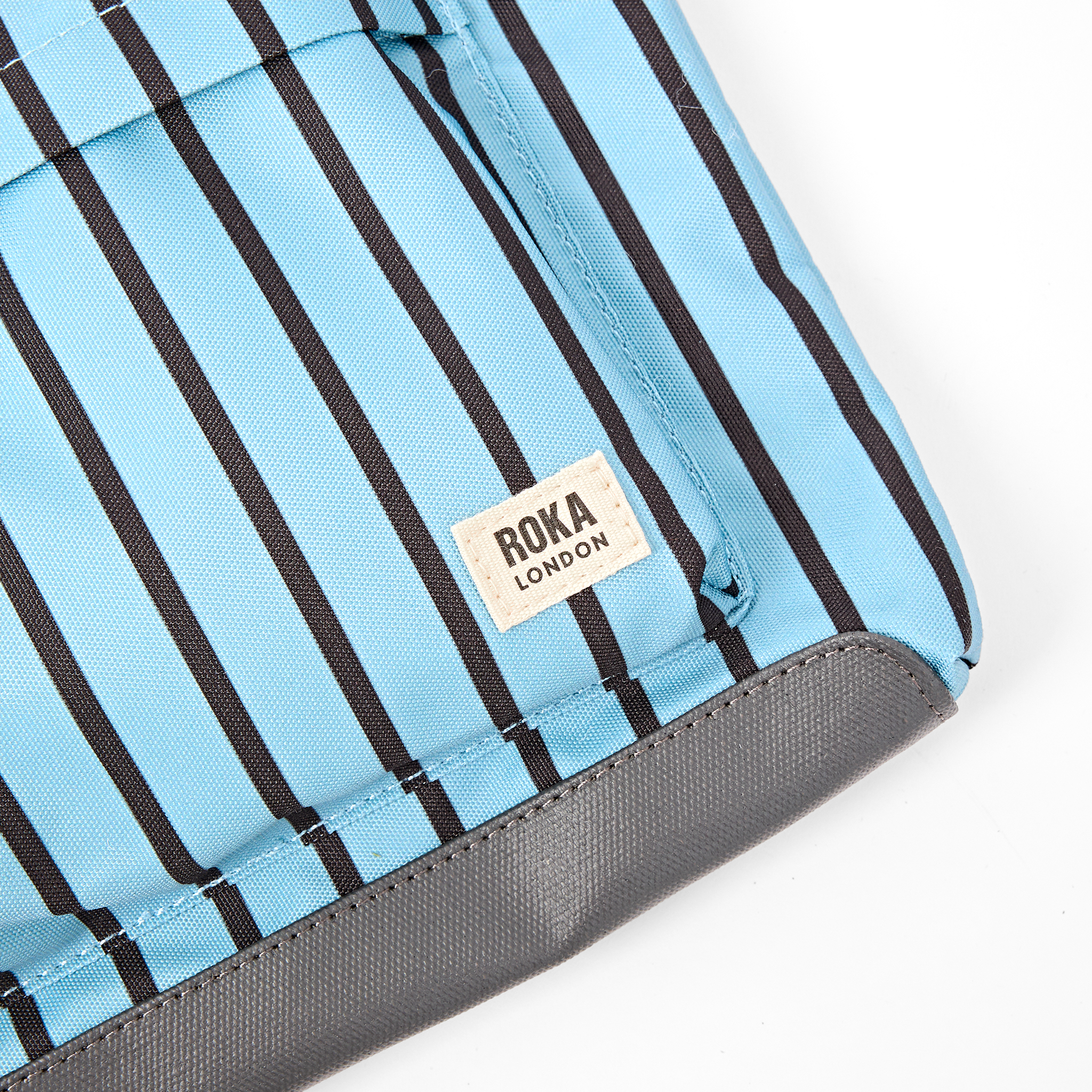 Roka London Kennington skulderveske medium blå stripe