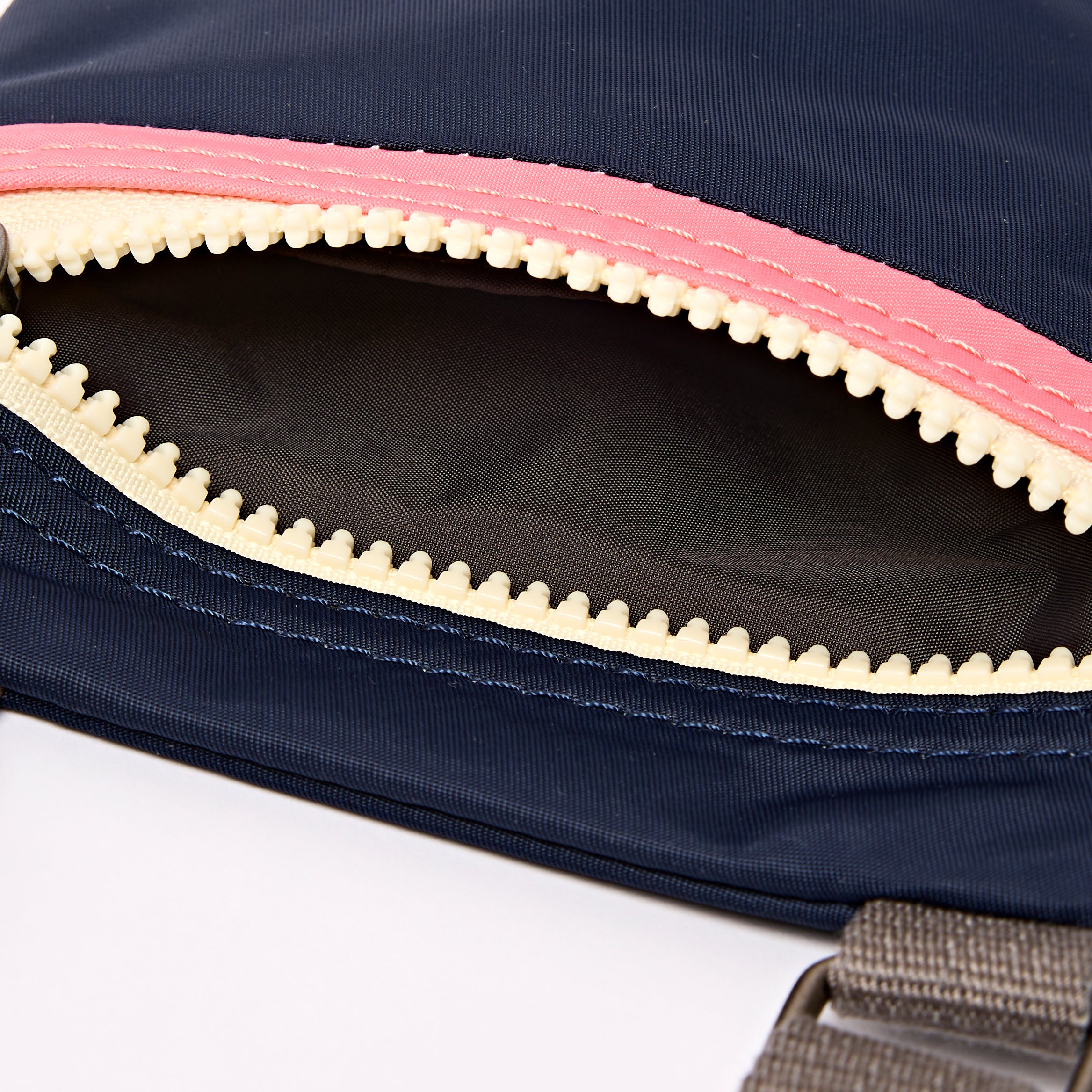Roka London Chelsea Sling skulderveske Midnight Stripe