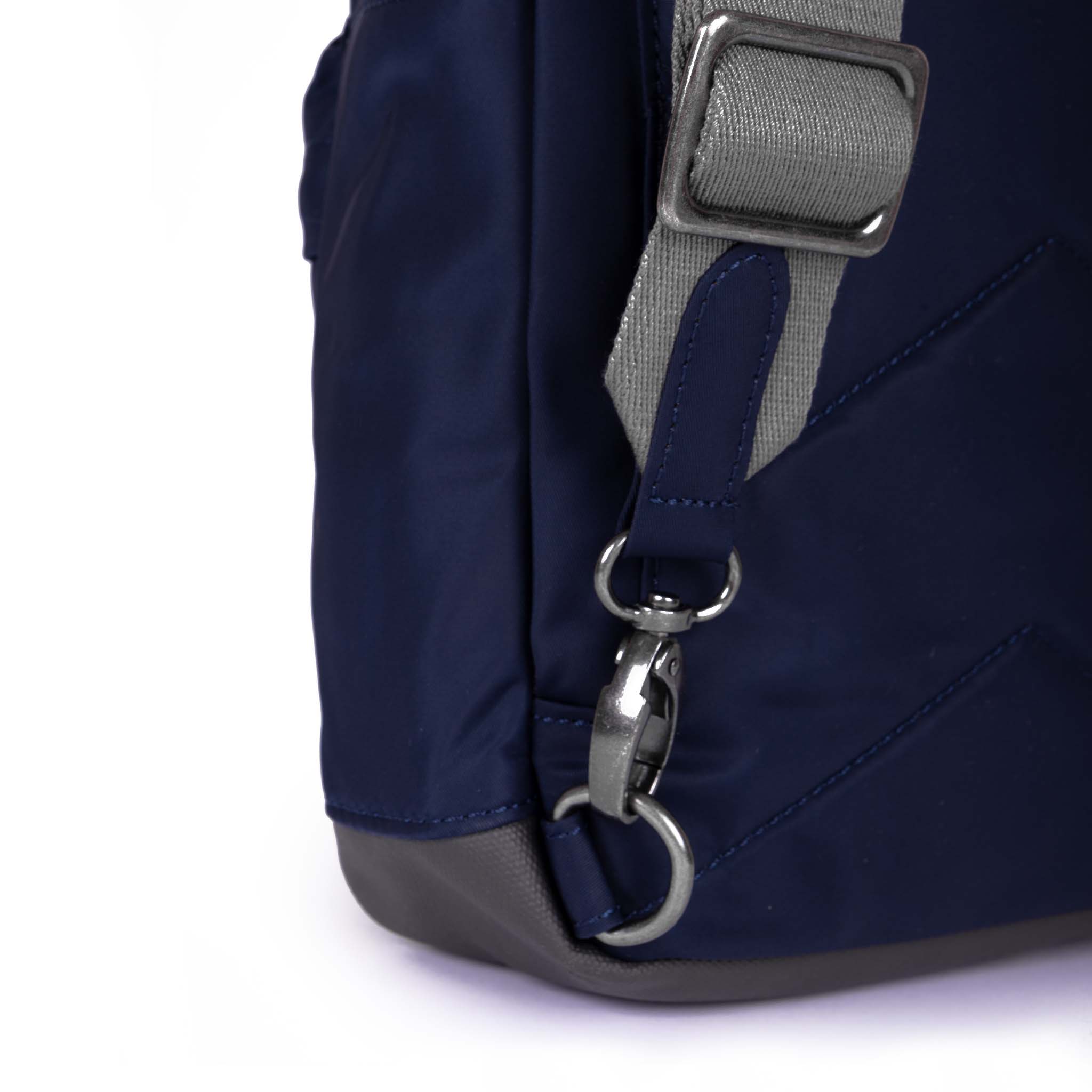 Roka London Willesden B skulderveske large midnight regntestet