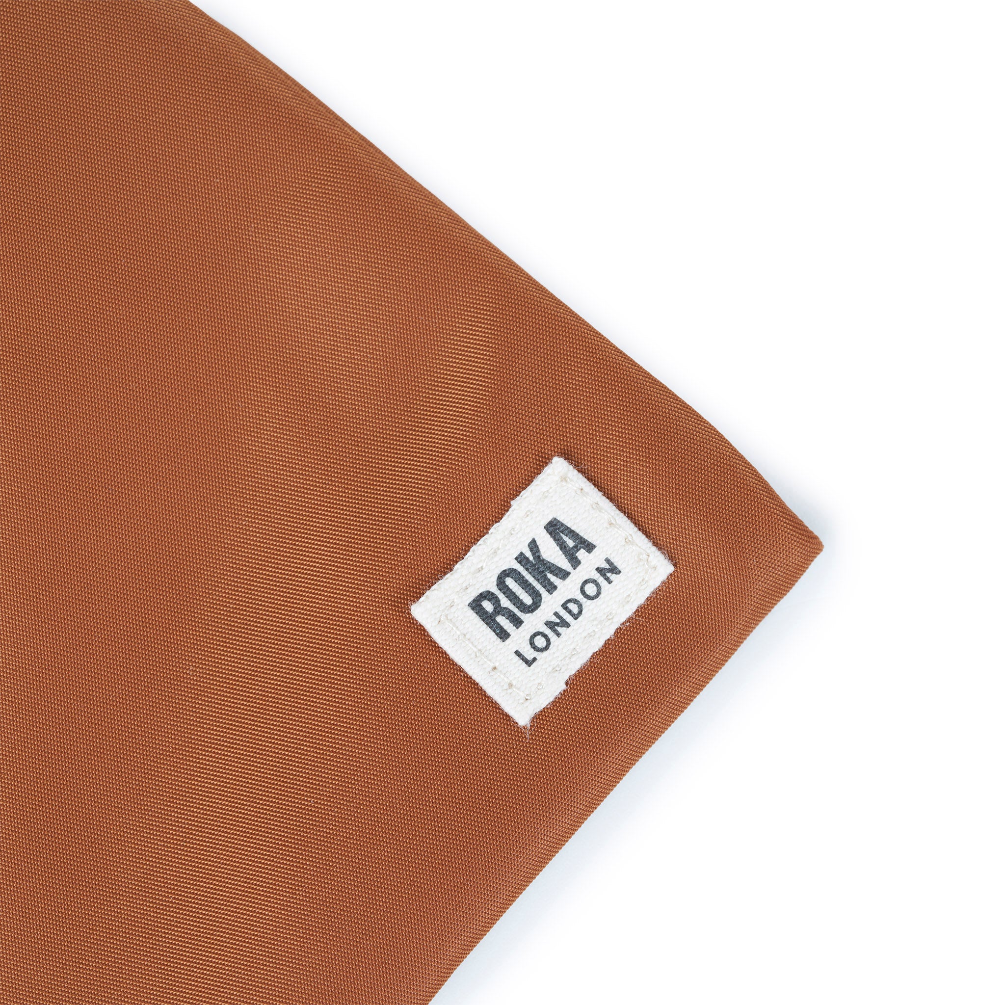Roka London Chelsea Pocket Sling skulderveske brun XS værbestandig