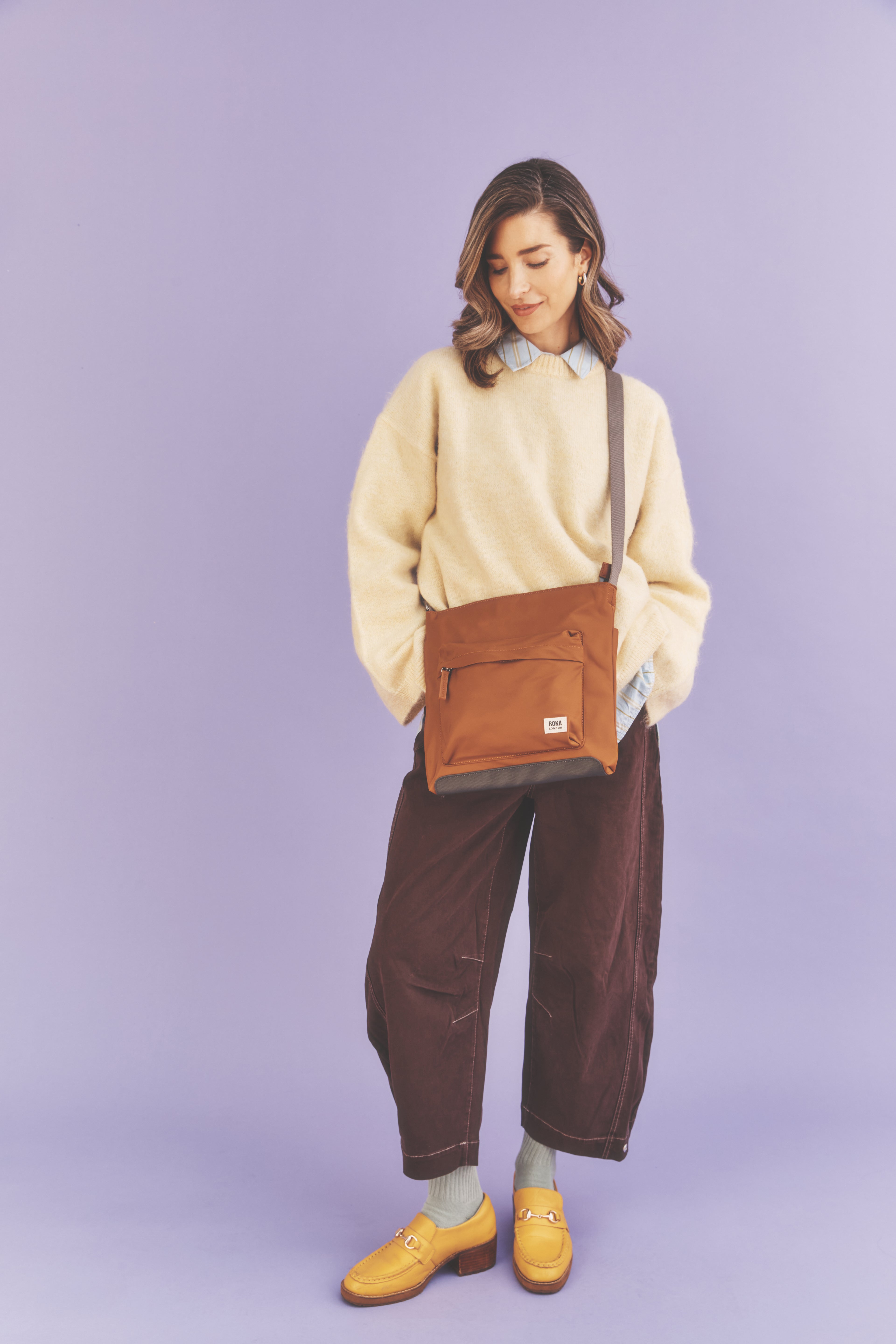 Roka London Kennington crossbody medium biscuit strukturert