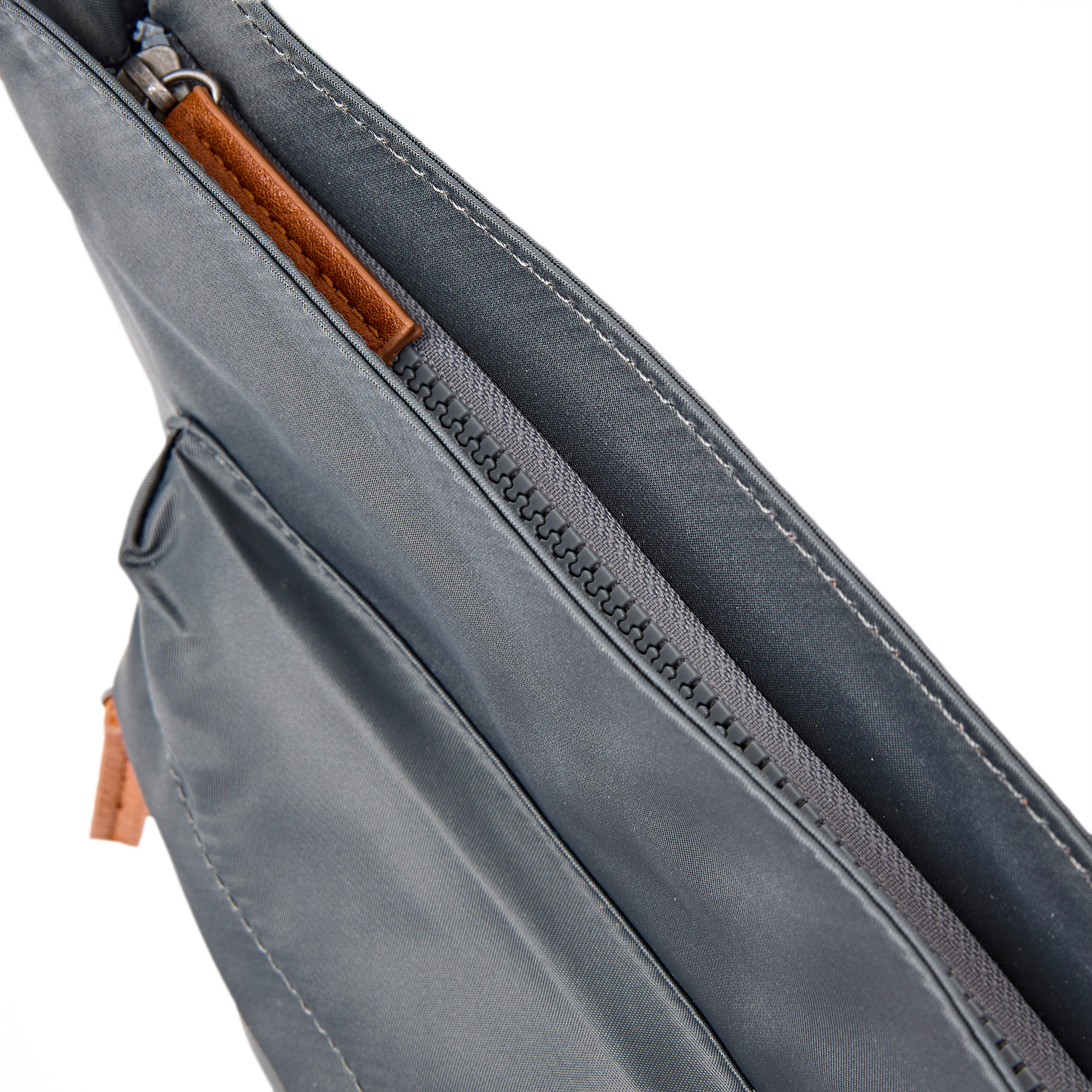 Roka London Kennington crossbody Medium beluga værbestandig