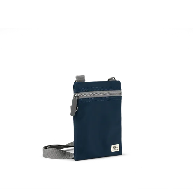 Roka London Chelsea sling skulderveske midnight small 0,3 liter