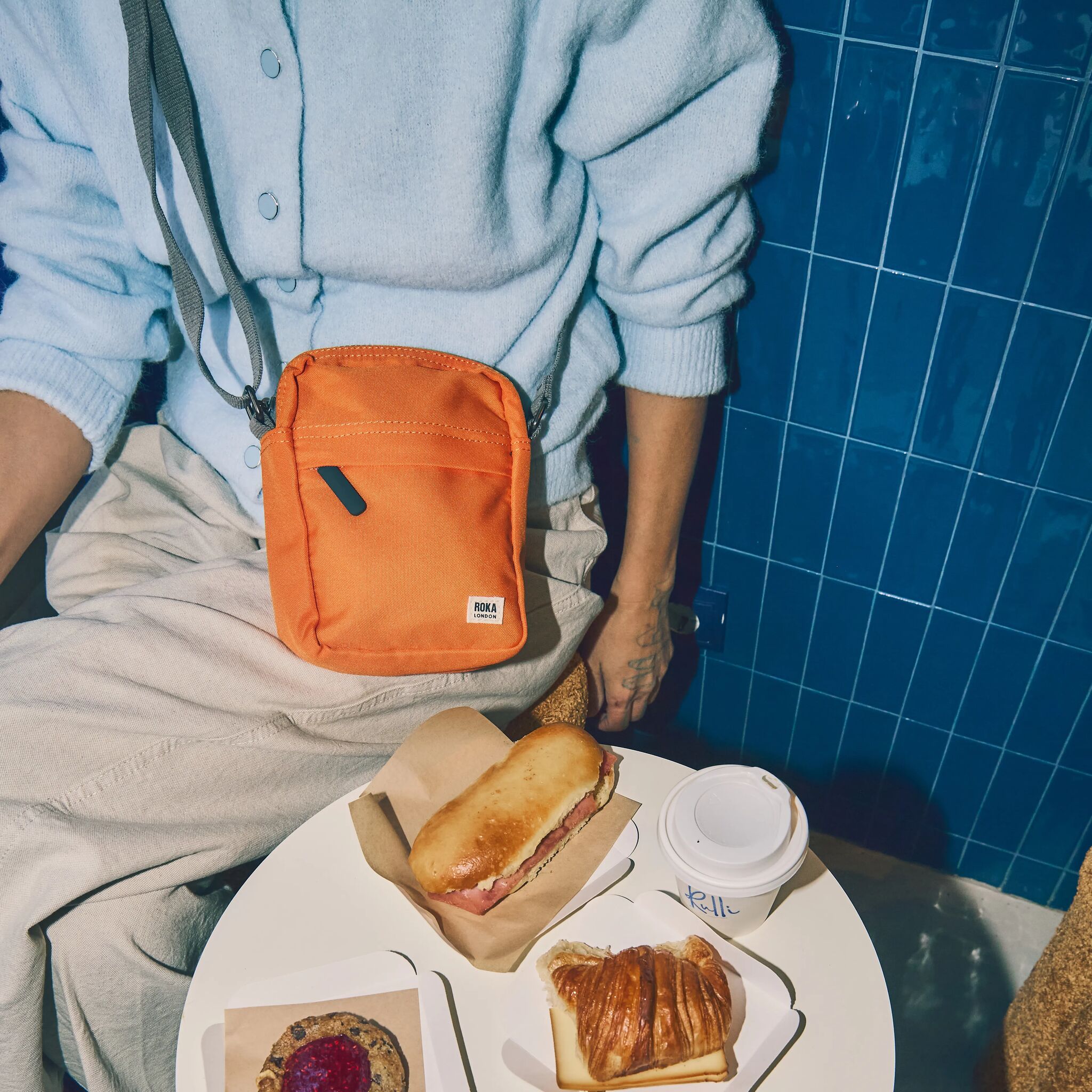 Roka London Bond Pocket crossbodyveske jaffa small værbestandig