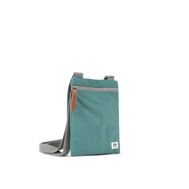 Roka London Chelsea Pocket slingveske XS sage værbestandig