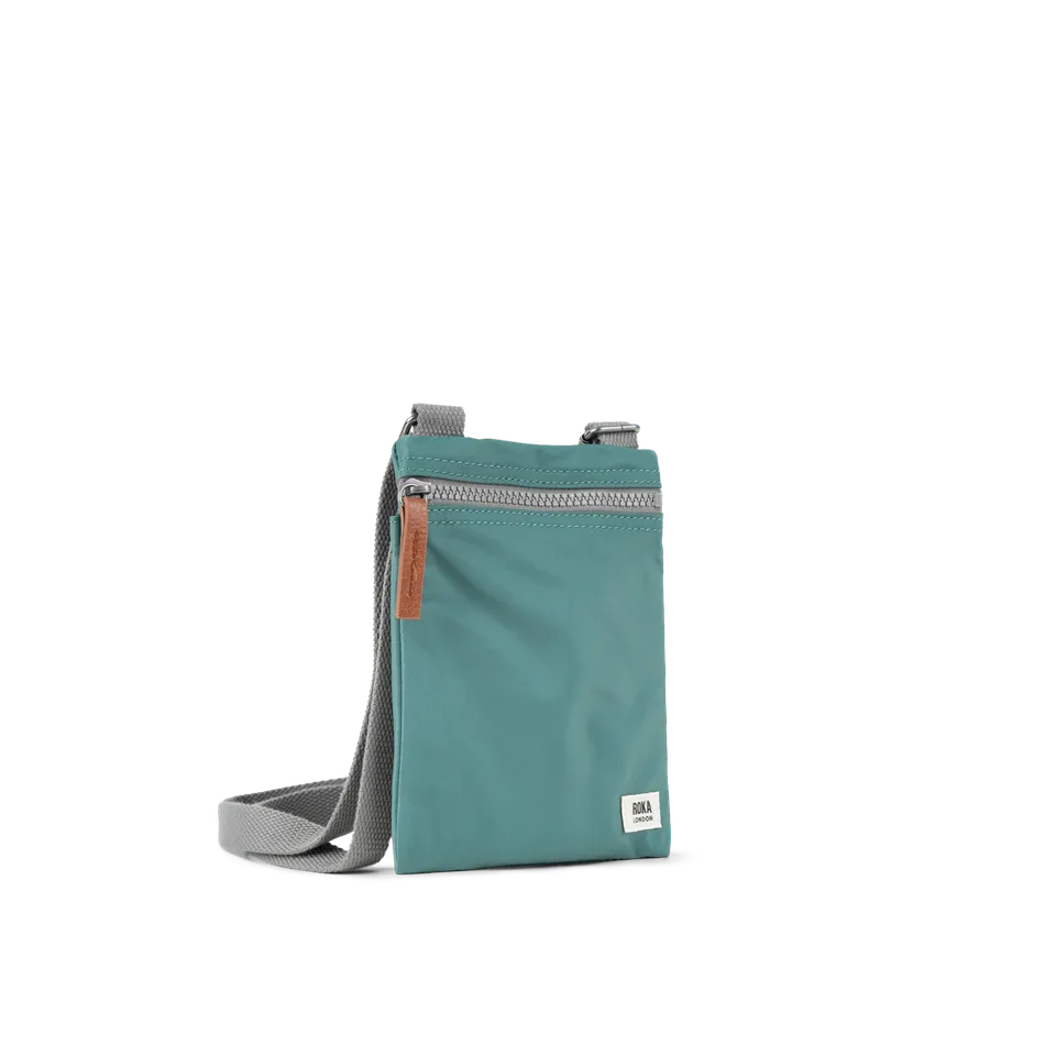 Roka London Chelsea Pocket slingveske XS sage værbestandig