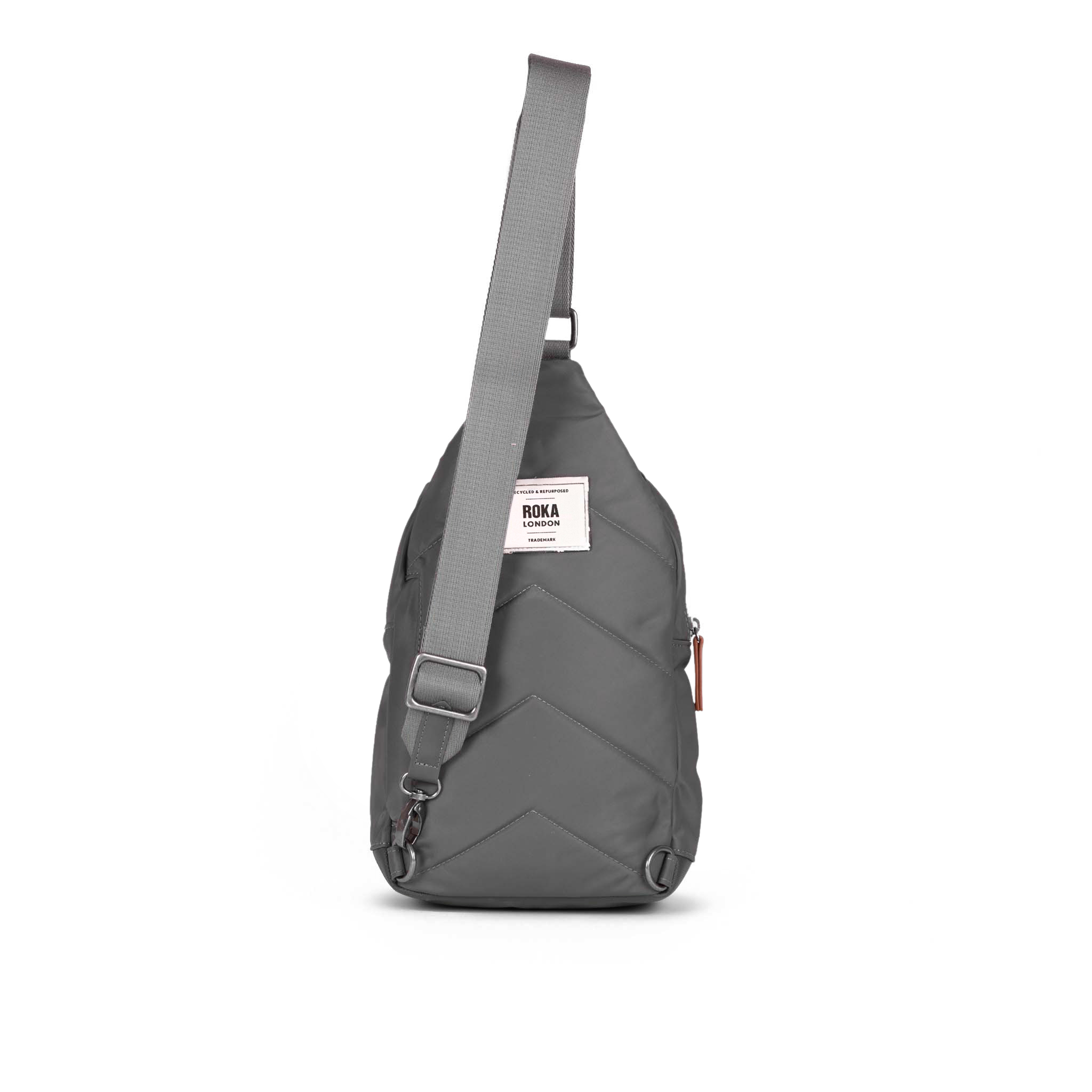 Roka London Willesden Large crossbody Graphite 5 liter resirkulert