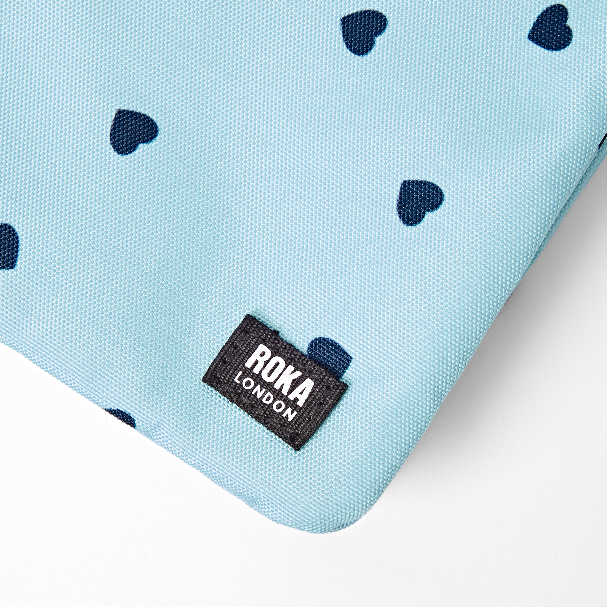 Roka London Carnaby XL crossbody veske heart print resirkulert