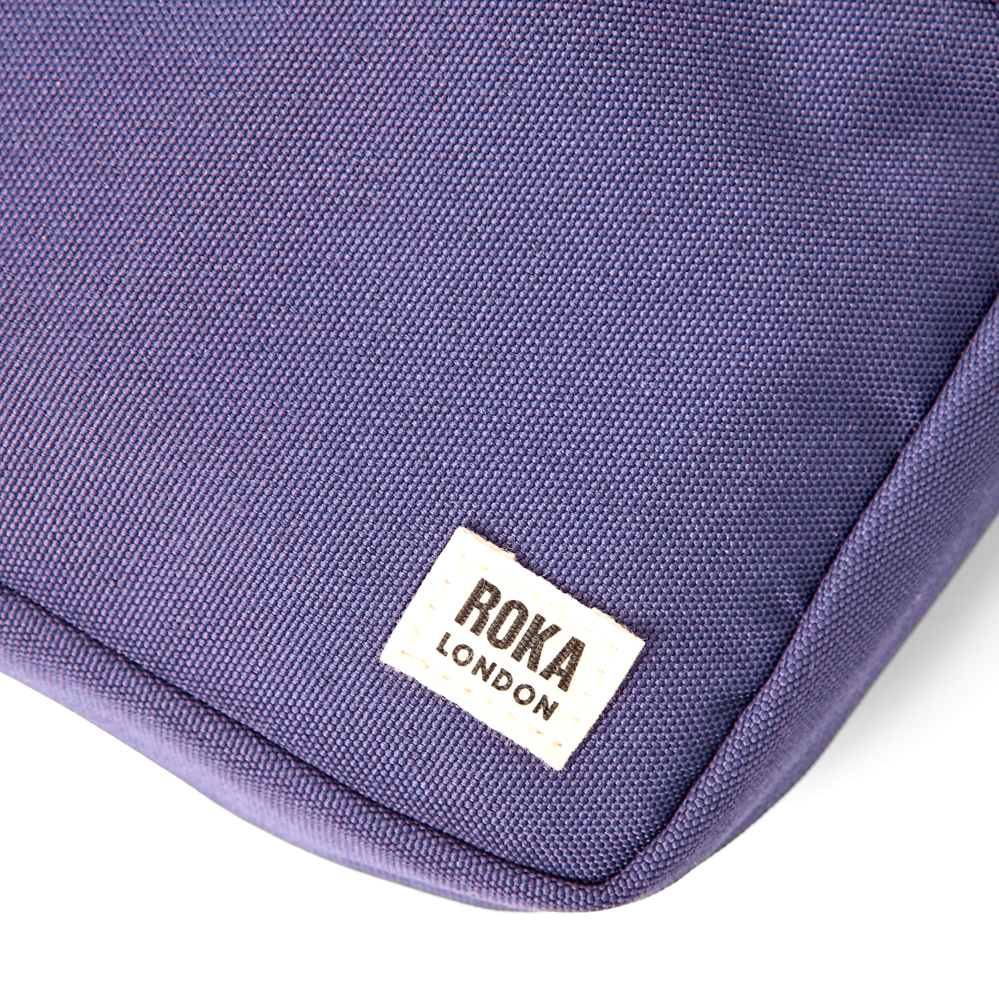 Roka London Bond crossbody-veske small 1,5 liter oceana