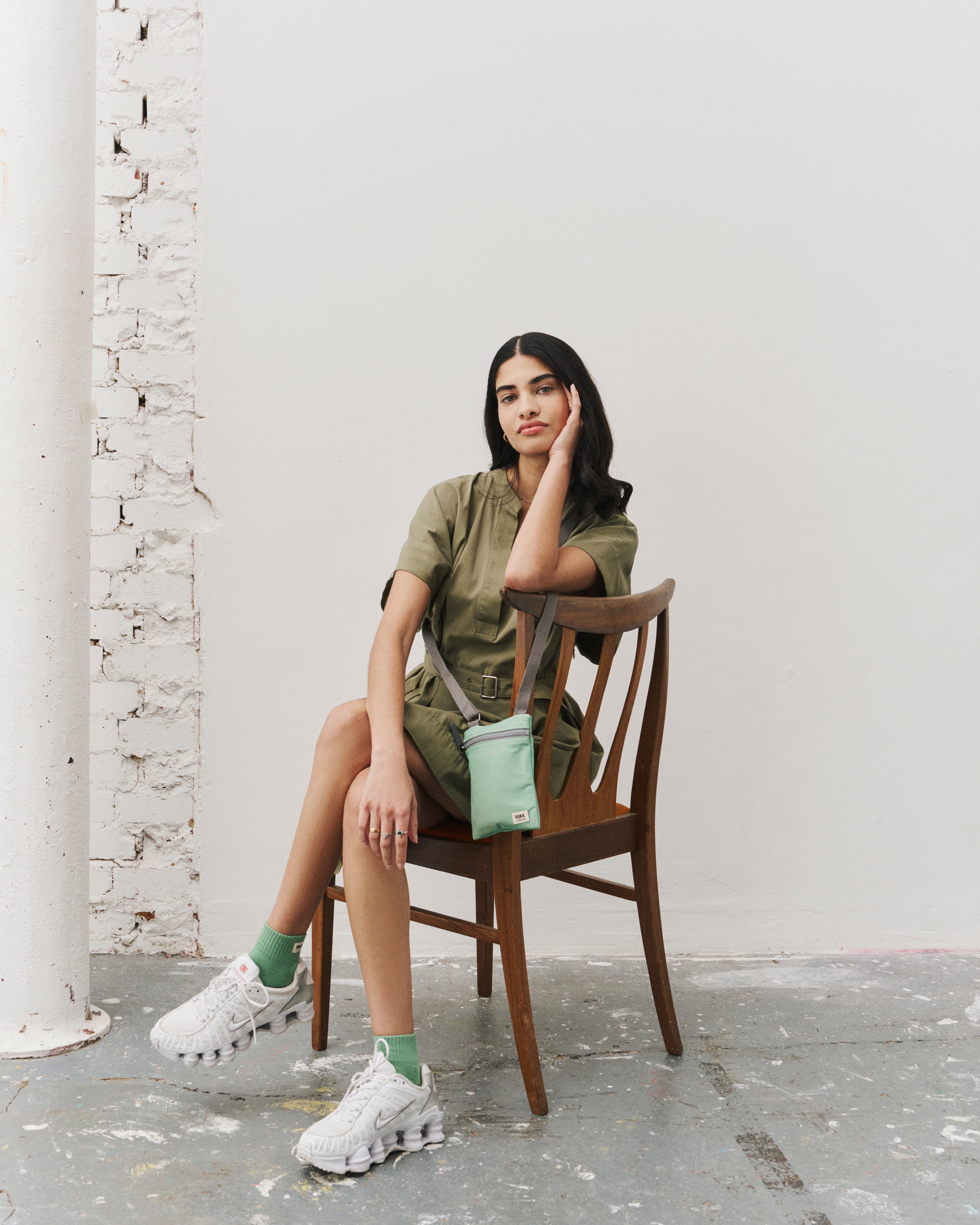 Roka London Chelsea Pocket Sling skulderveske matcha XS værbestandig