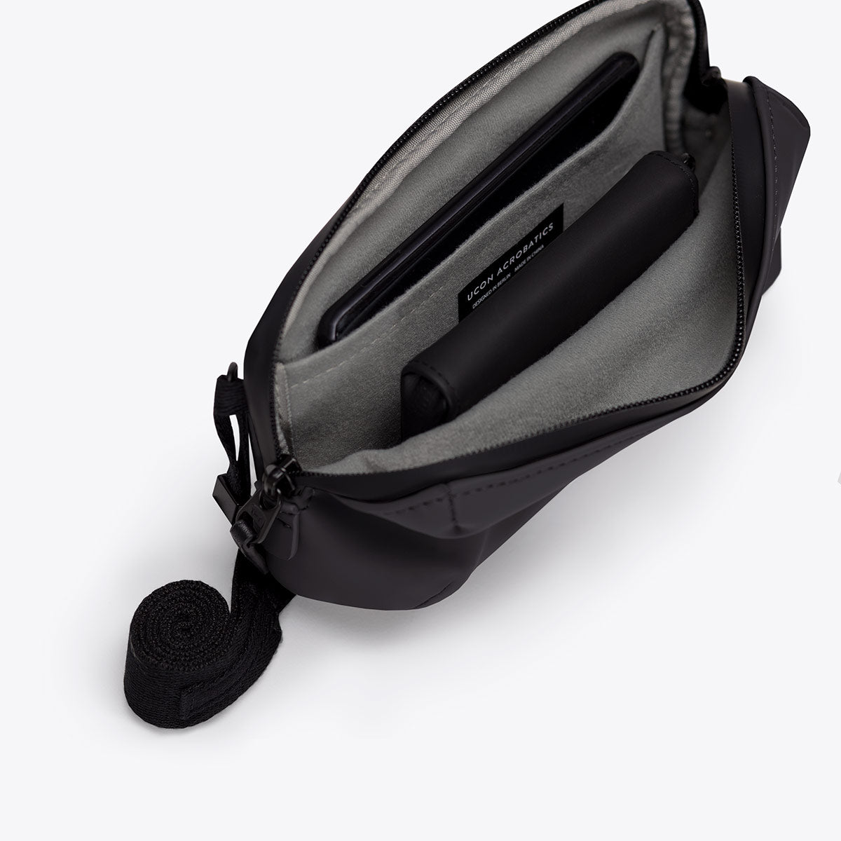 Ucon Acrobatics Ando skulderveske Black Medium myk