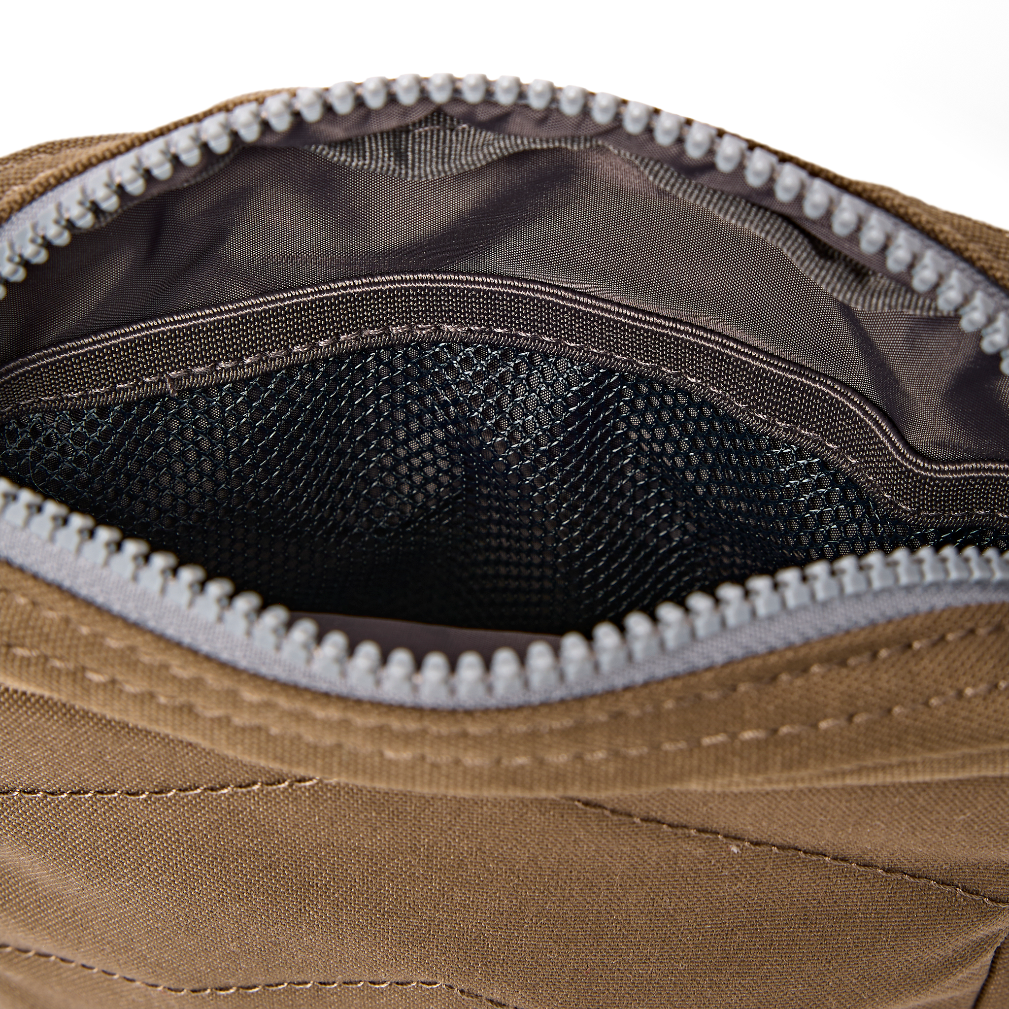 Roka London Bond Pocket crossbody-veske Small Sea Spray værbestandig
