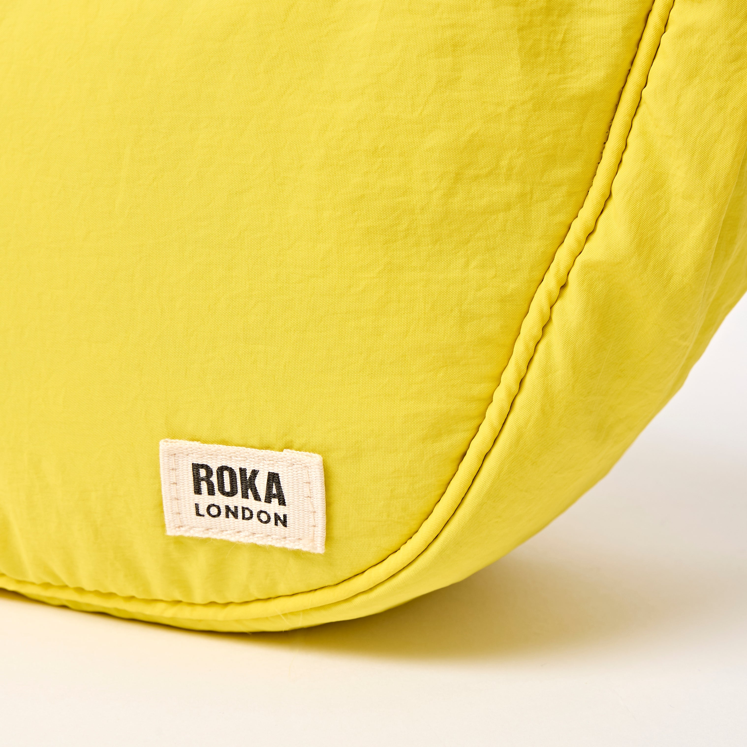 Roka London Farringdon Half Moon veske passion fruit small 4,2 L